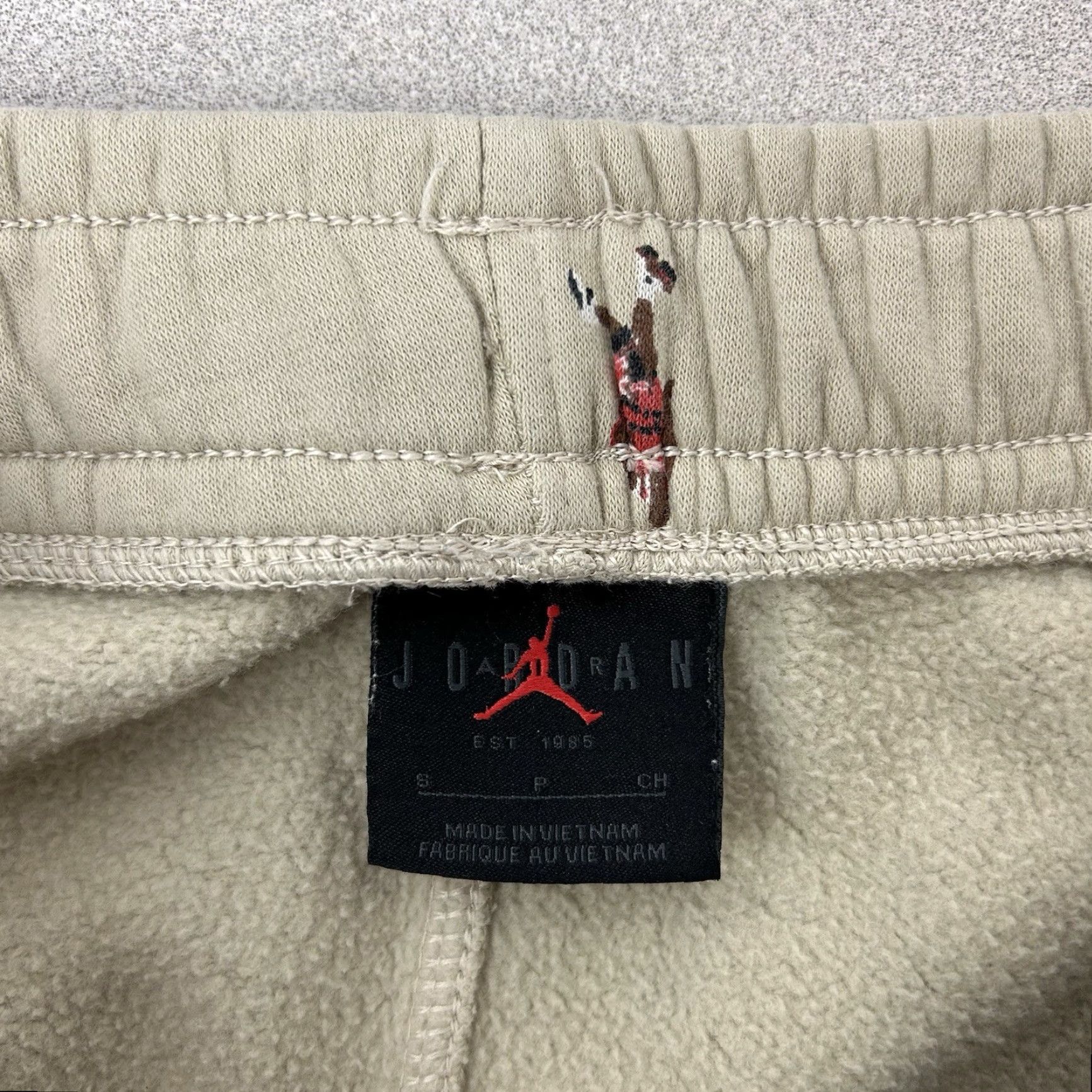 Jordan Brand VINTAGE NIKE AIR JORDAN Mens Small Essential Joggers AOP Fleece Pants DV9390-206 Size US 29 - 3 Thumbnail
