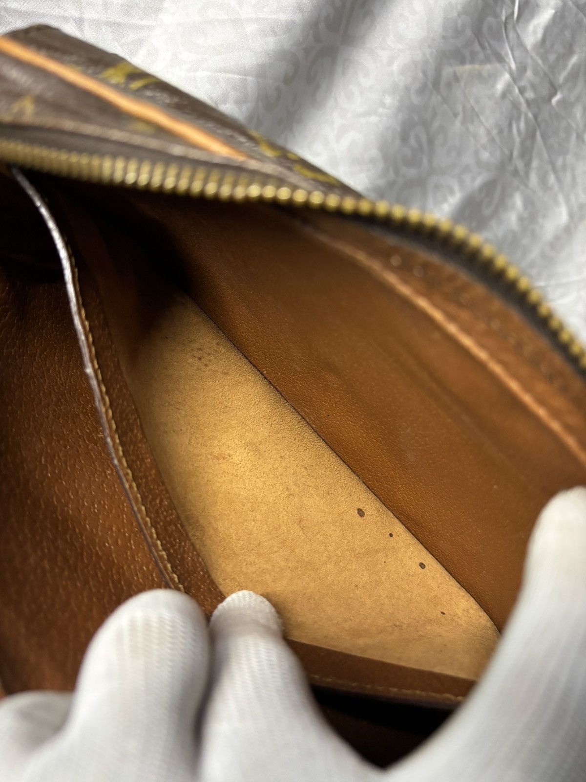 Louis Vuitton (very worn) Louis Vuitton Cluth Bag Vintage Size ONE SIZE - 10 Thumbnail