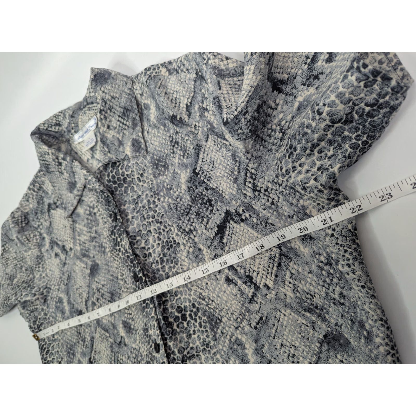 Skin Anna & Frank Shirt Blouse Silk Knit Animal Print Gray L Womens Short Sleeve Collared Button Loop Vintage 90s Size L / US 10 / IT 46 - 5 Thumbnail