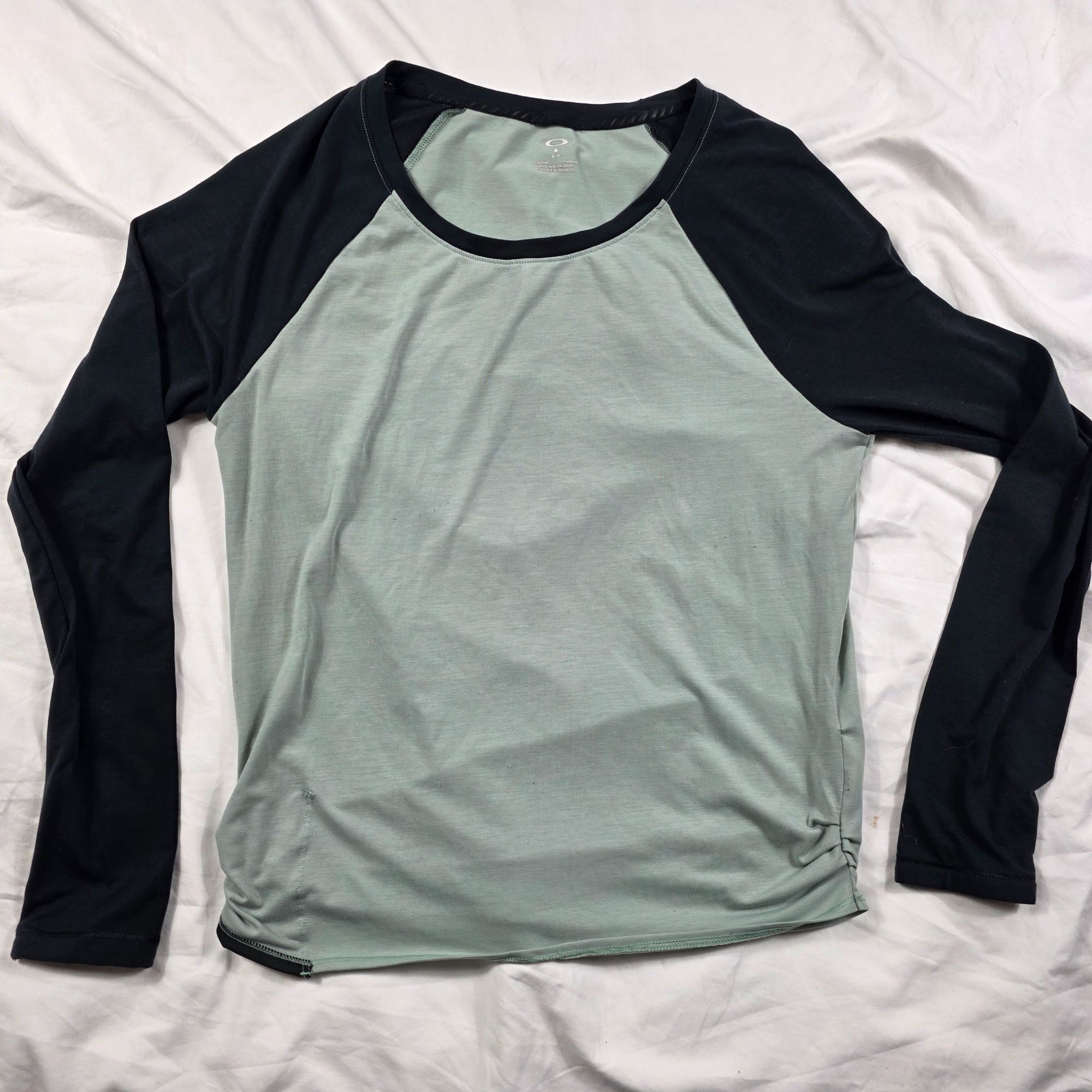 Oakley Oakley Womens Long Sleeve Raglan Shirt Size S Black Gray Lig Size S / US 4 / IT 40 - 1 Thumbnail