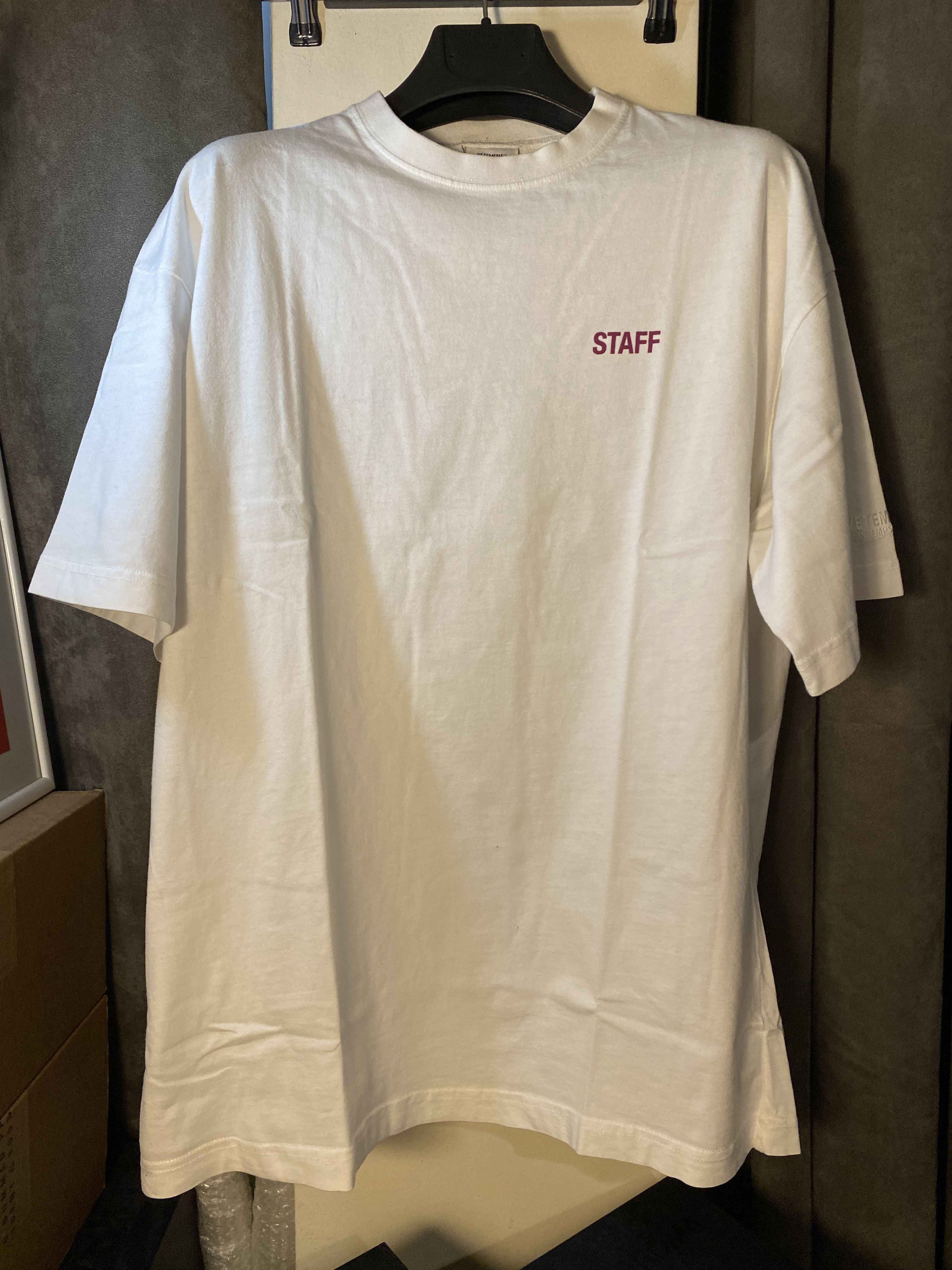【関税込み】VETEMENTS ホワイト Date Me Please Tシャツ VETEMENTSのホワイト Date Me Please Tシャツがセール中