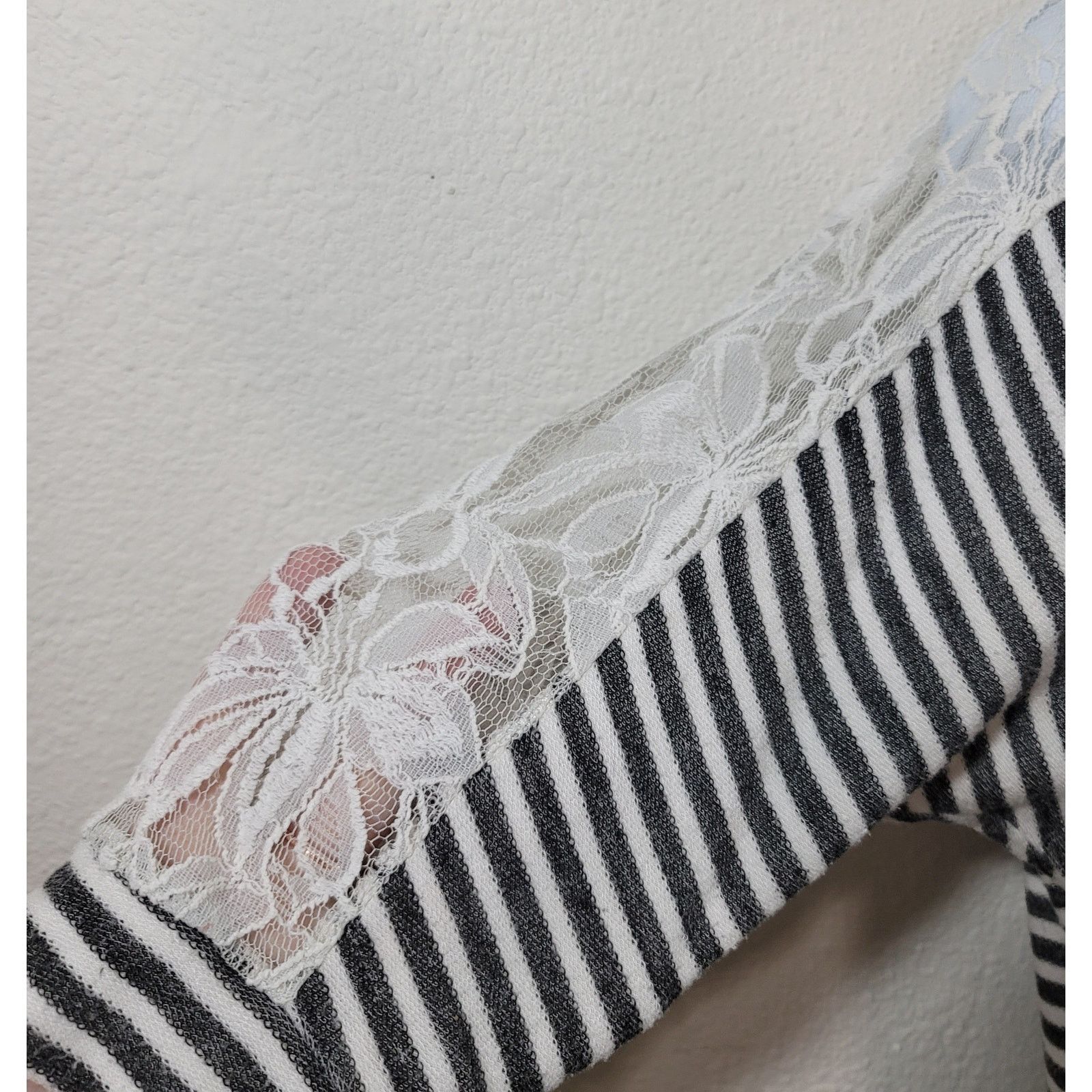 Other Faith and Joy White Gray Stripe Lace Shoulder Top Medium Size M / US 6-8 / IT 42-44 - 5 Thumbnail