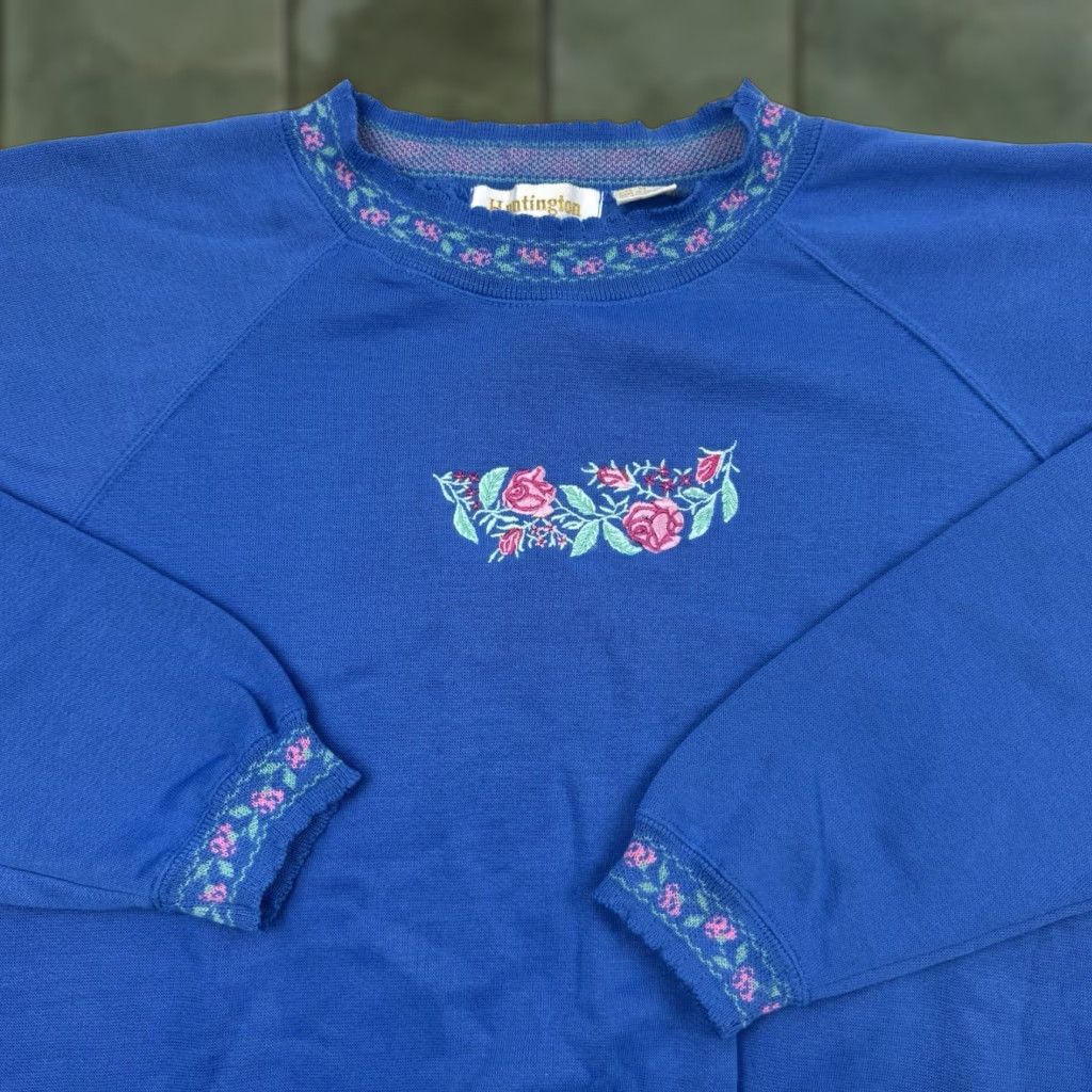 Vintage VINTAGE Huntington Ridge Womens Sweatshirt Crew Neck Long Sleeve Floral Blue 90s Activewear M Womens Size M / US 6-8 / IT 42-44 - 1 Thumbnail