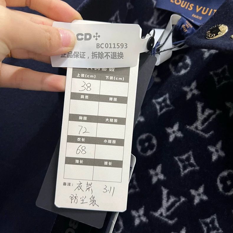 Louis Vuitton Louis Vuitton Navy coat with full print inside coat Size XS / US 0-2 / IT 36-38 - 7 Thumbnail