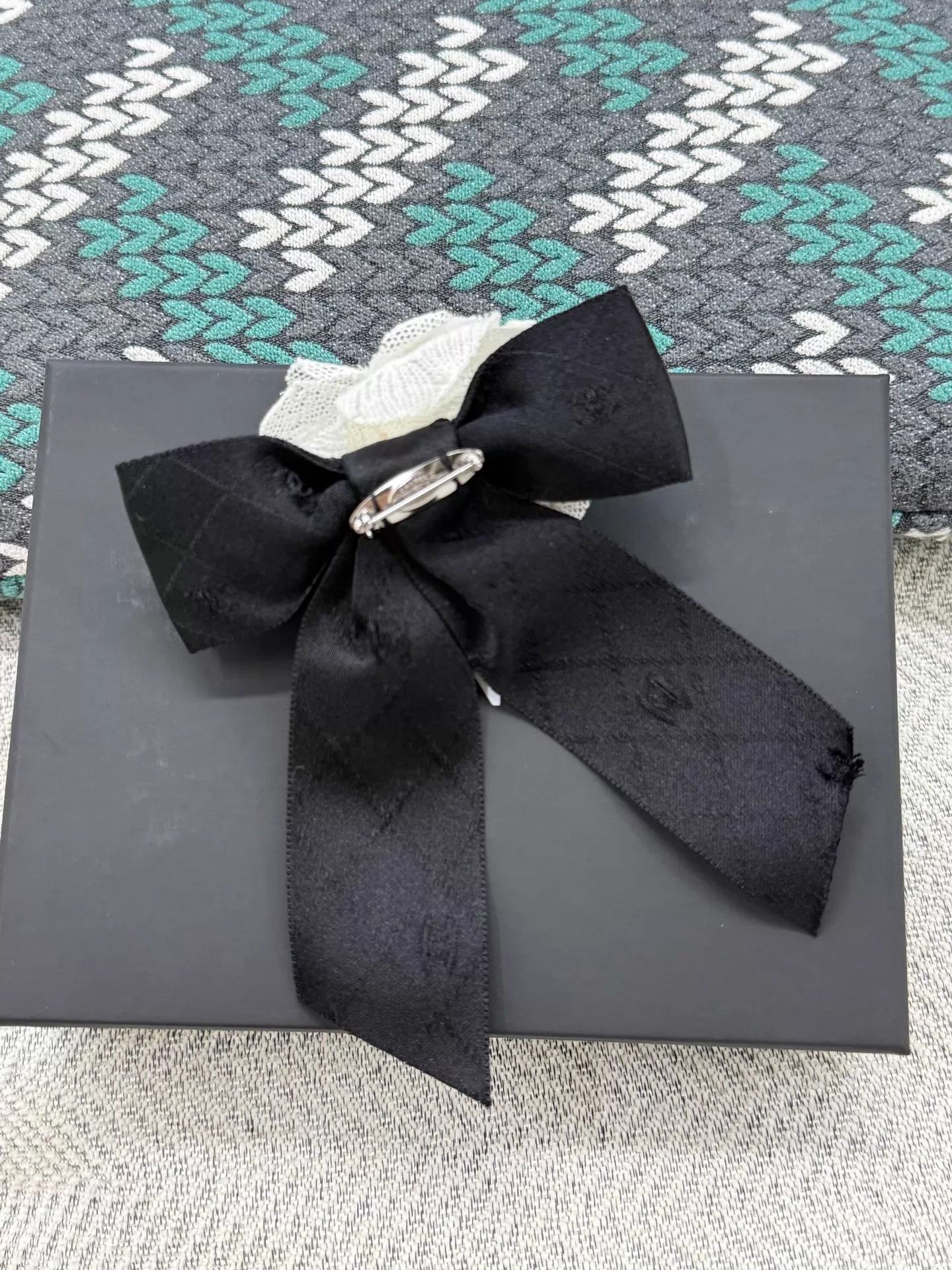 Chanel Chanel Black & White Camellia Bow Brooch Classic Size ONE SIZE - 3 Thumbnail
