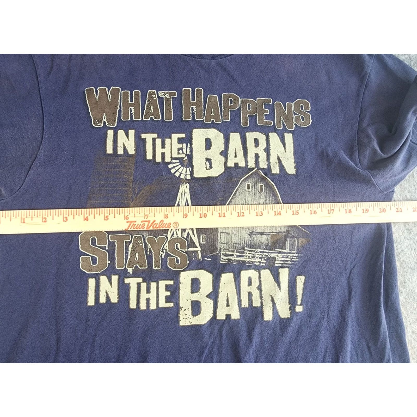 Vintage Lifestyle Classics Y2K What Happens in the Barn Graphic T Shirt L Blue Distressed Barn Theme Men Shirt Regular Fit Mens Size US L / EU 52-54 / 3 - 4 Thumbnail