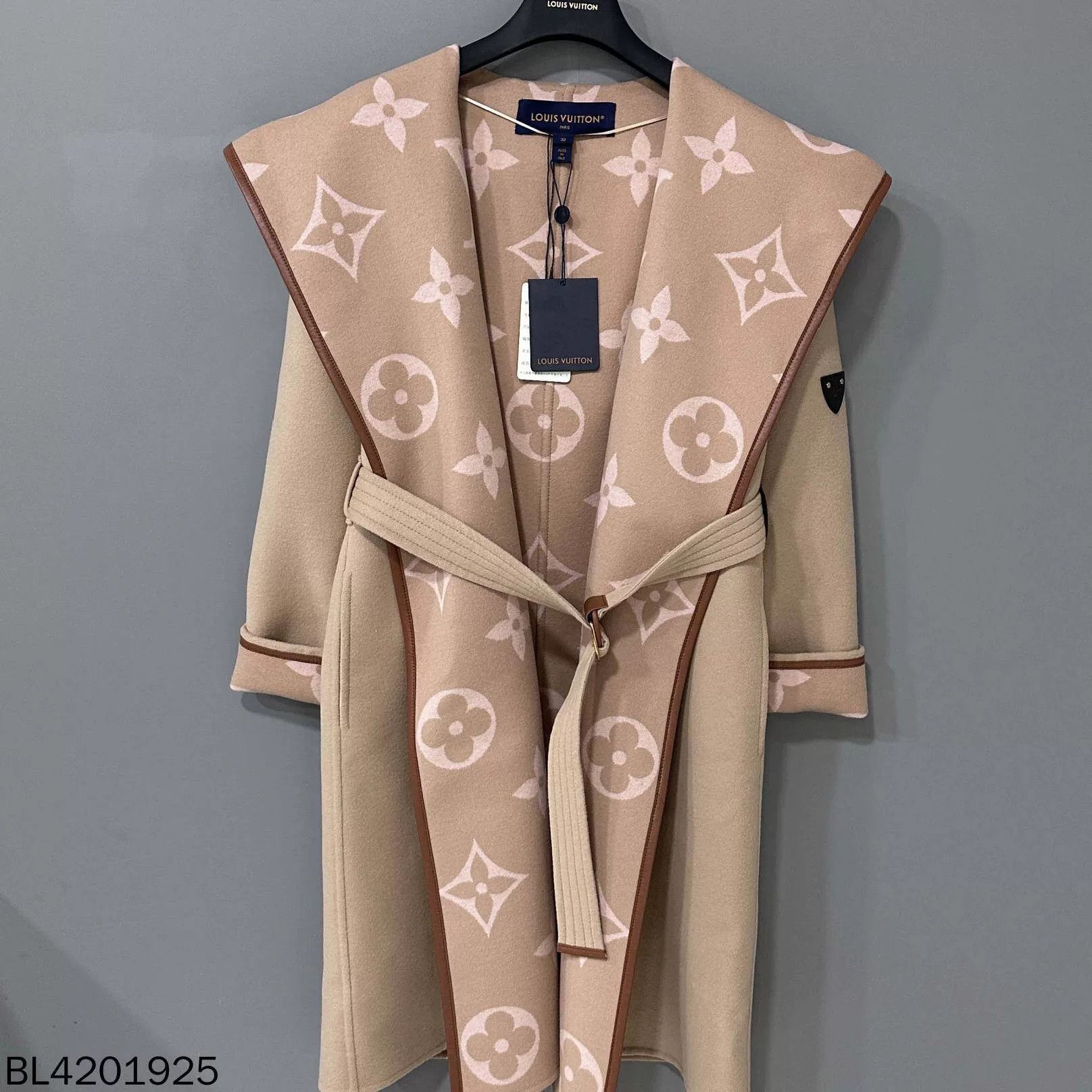 Louis Vuitton Louis Vuitton Nude Pink Flower Robe Coat Size XS / US 0-2 / IT 36-38 - 1 Thumbnail