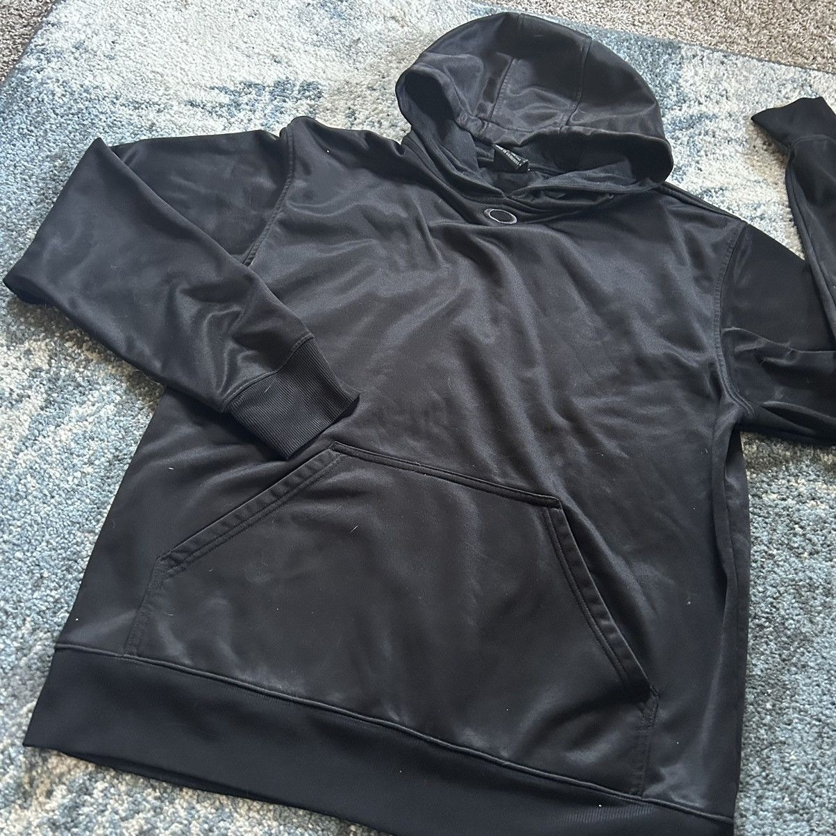 Oakley LATE 2000’s BASiC BLACK ON BLACK POLYESTER FLEECE HOODiE Size US M / EU 48-50 / 2 - 4 Thumbnail