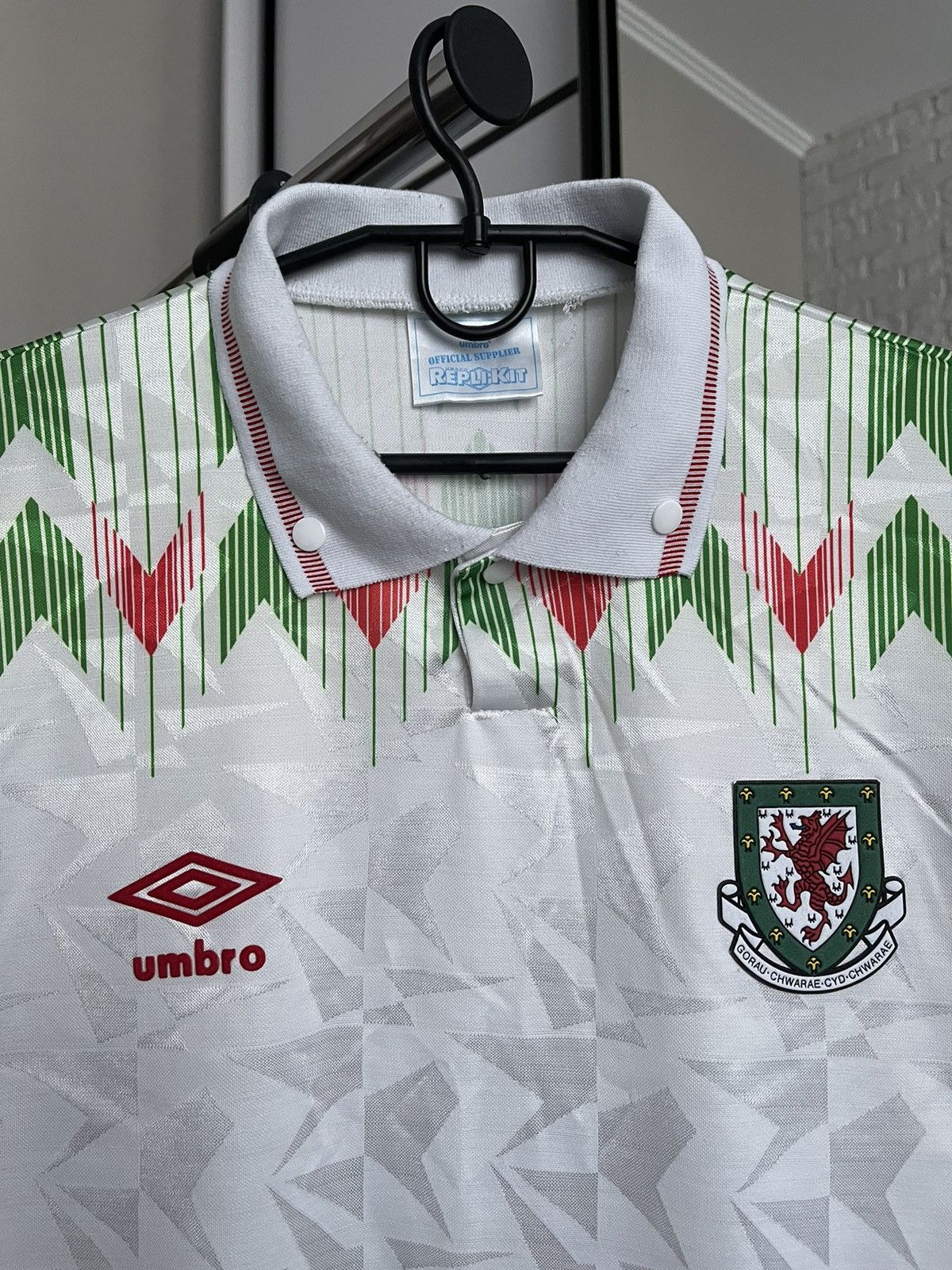 Umbro 1990/1992 Wales Umbro Vintage Away Soccer Jersey Size US L / EU 52-54 / 3 - 4 Thumbnail