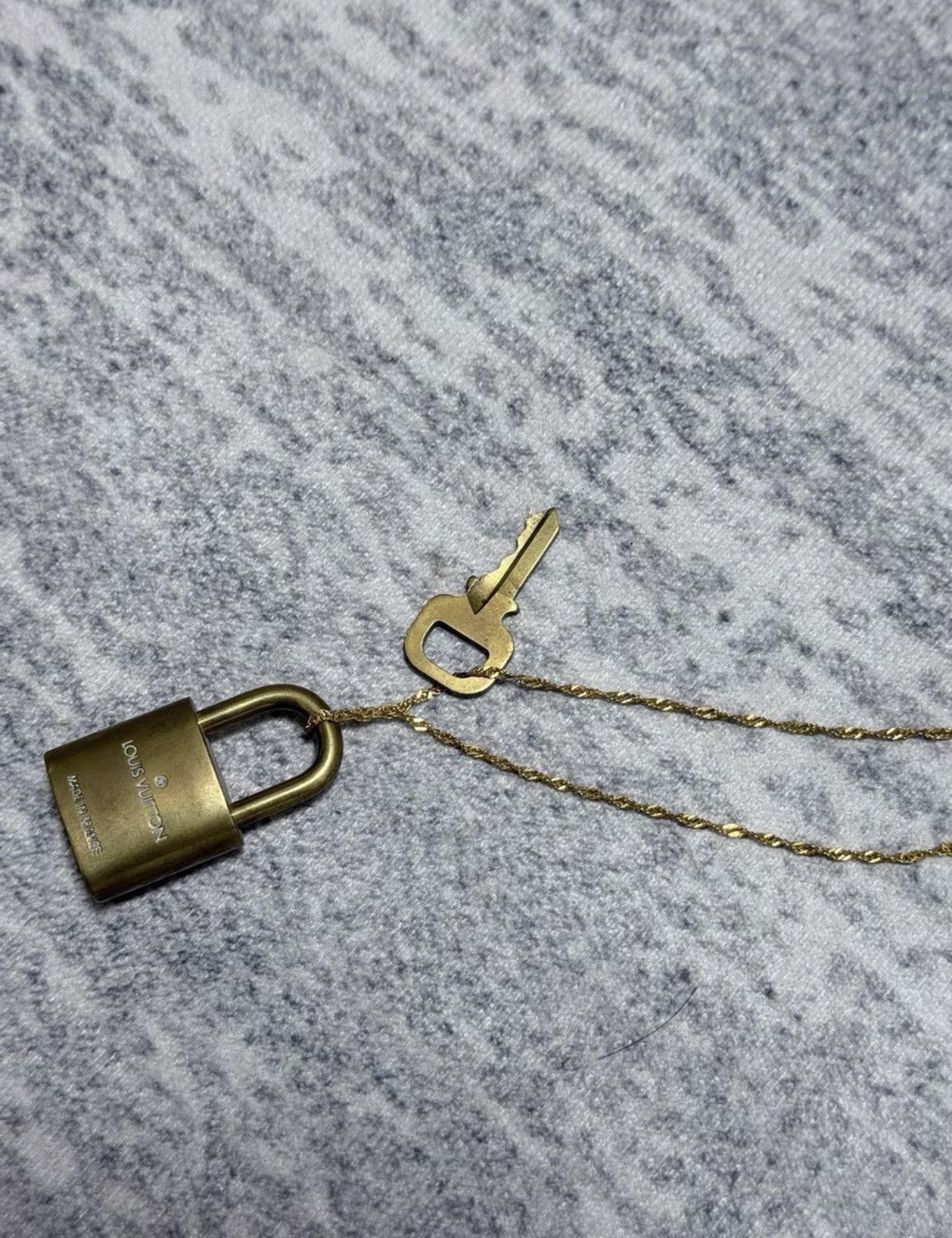 Louis Vuitton Louis Vuitton LV Padlock Necklace Size ONE SIZE - 1 Thumbnail