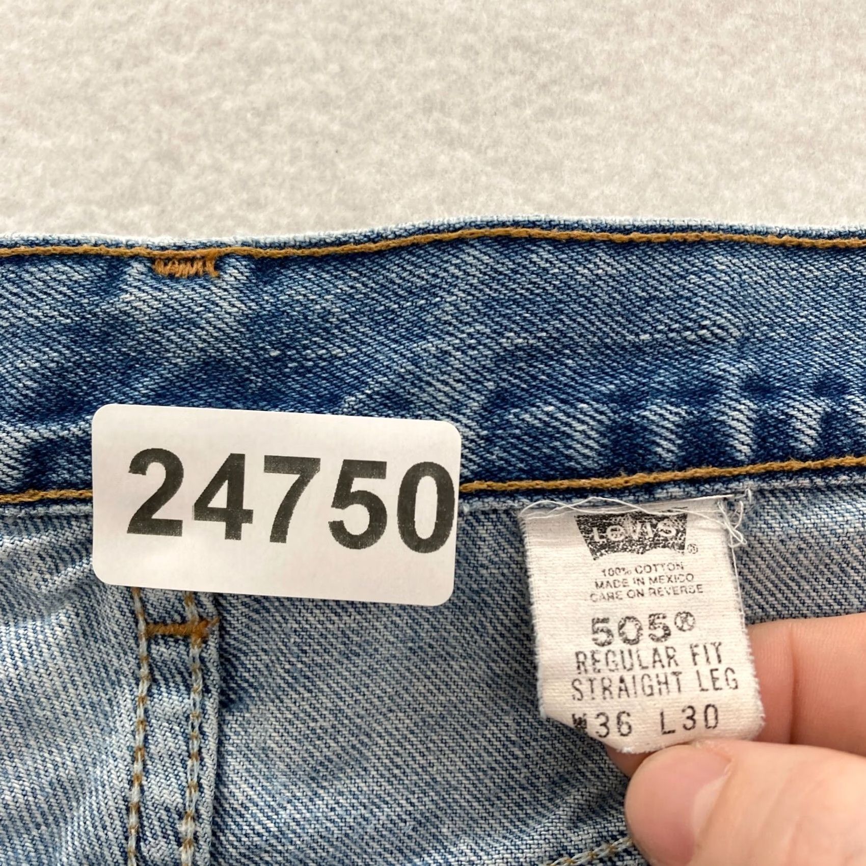 Levi's Vintage Levi's 505 Jeans Mens 36x30 Straight Denim Blue Medium Wash 2002 Y2K Levi's 500 Series 5-Pocket Design Regular Rise Mens Jeans Size US 36 / EU 52 - 5 Thumbnail