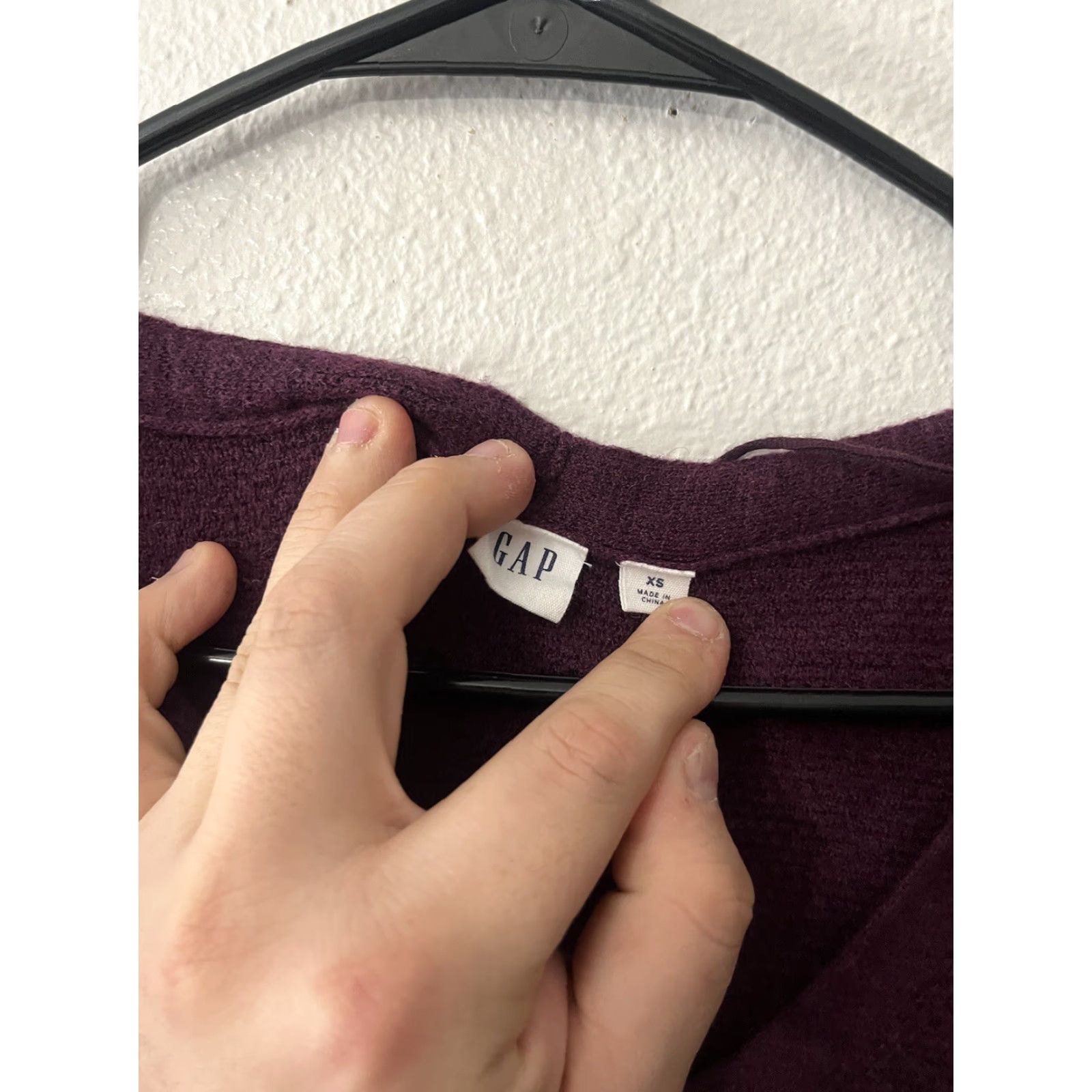 Gap Gap Women Solid V-Neck Knit Sweater Shirt Long Sleeve XS Maroon Men? (No, keep gender at end) Size XS / US 0-2 / IT 36-38 - 3 Thumbnail
