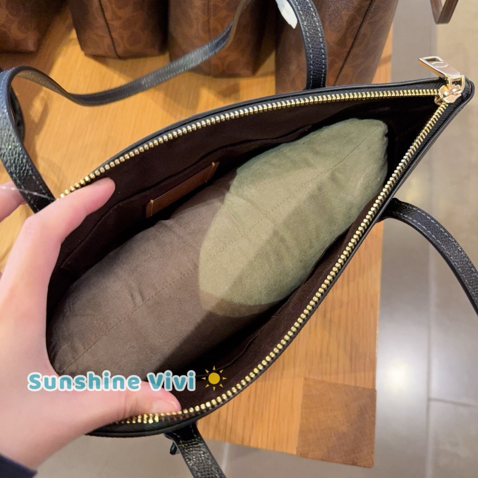 Coach NWT COACH Fiona Zip Tote Bag In leather CW395, Black Gold Size ONE SIZE - 6 Thumbnail