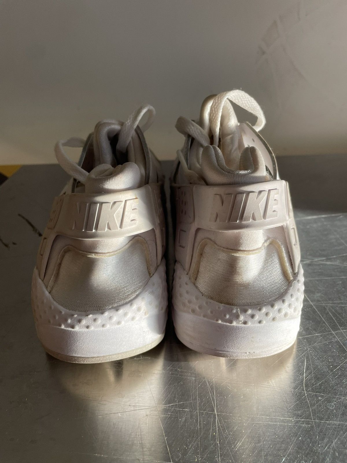Nike Nike Huarache White Size 7Y Size US 7 / EU 40 - 3 Thumbnail