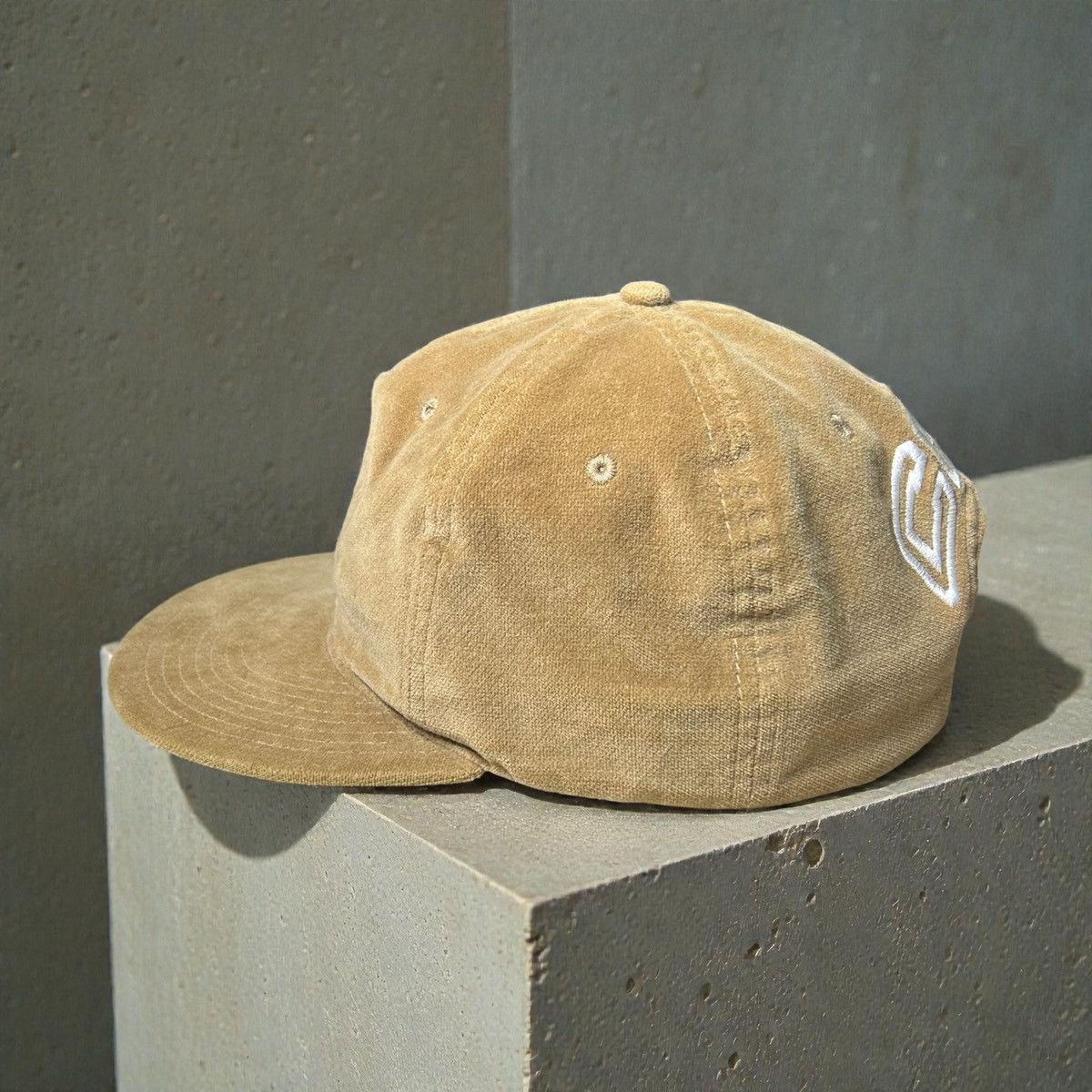 Cav Empt Cav Empt (C.E) Velvet / Velour Logo Cap Beige Size ONE SIZE - 3 Thumbnail