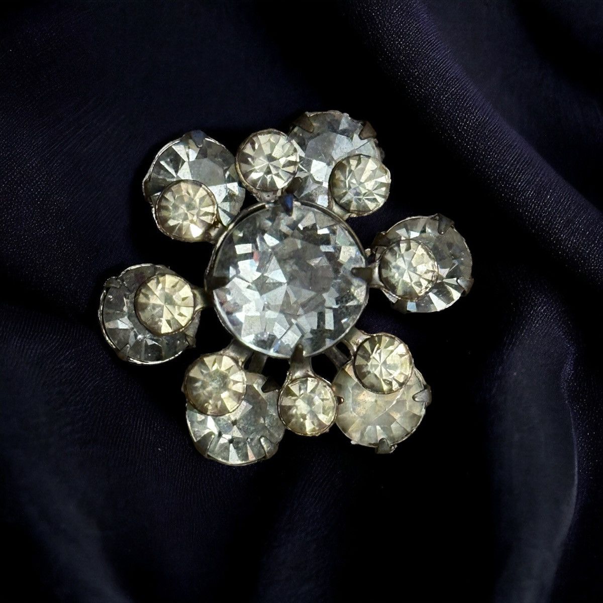 Vintage Vintage layered rhinestone flower brooch Size ONE SIZE - 1 Thumbnail