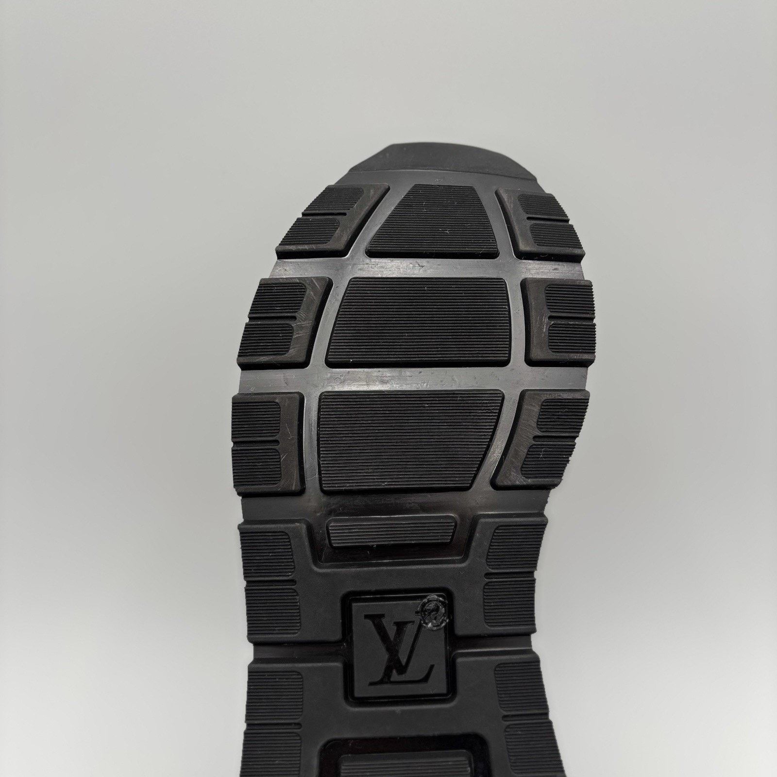 Louis Vuitton (9-9.5 US) Louis Vuitton Run Away Low ' Black ' | EXCELLENT! Size US 9.5 / EU 42-43 - 10 Thumbnail