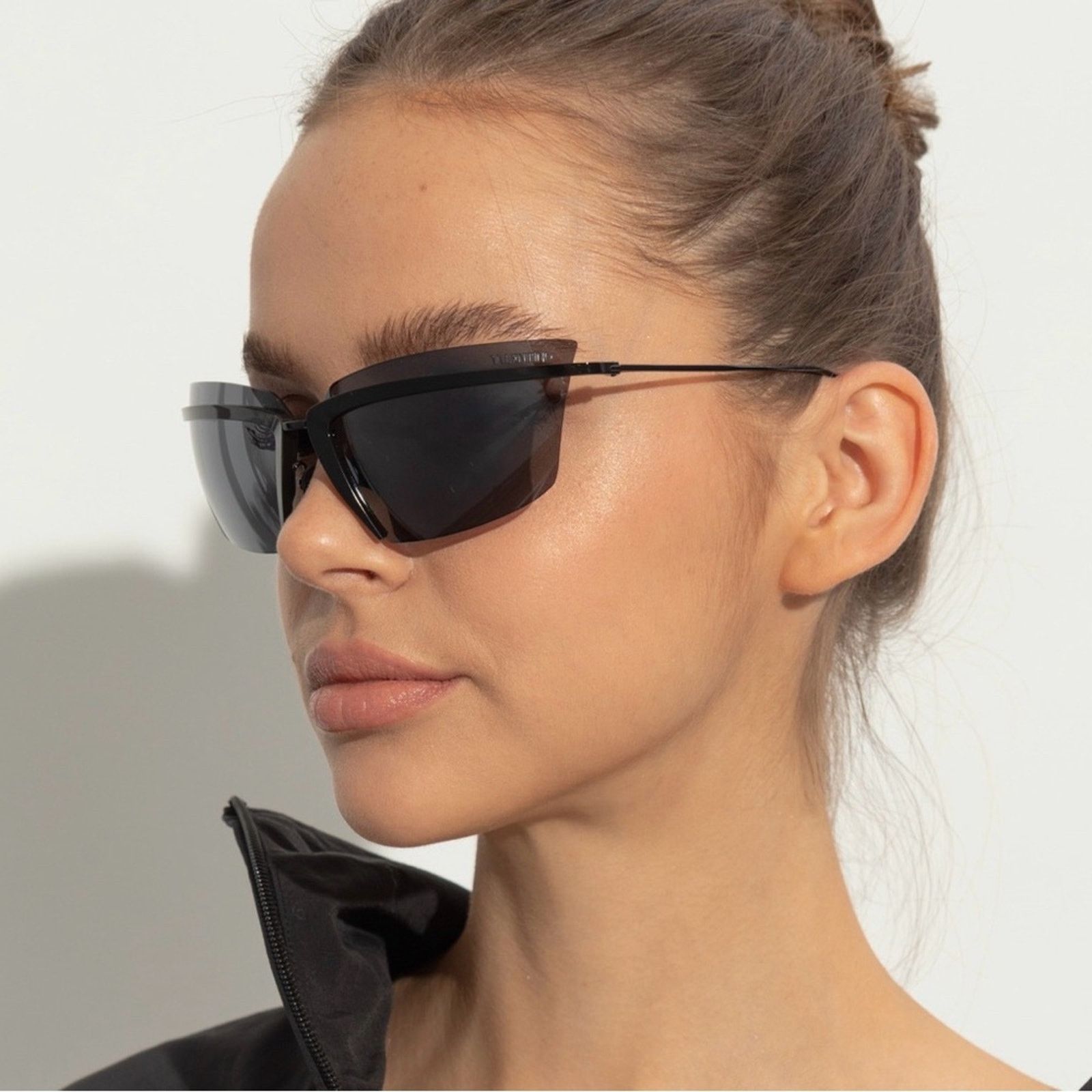 Valentino New! Valentino V LURE VLS 130A, Stylish Black Sunglasses Size ONE SIZE - 2 Thumbnail