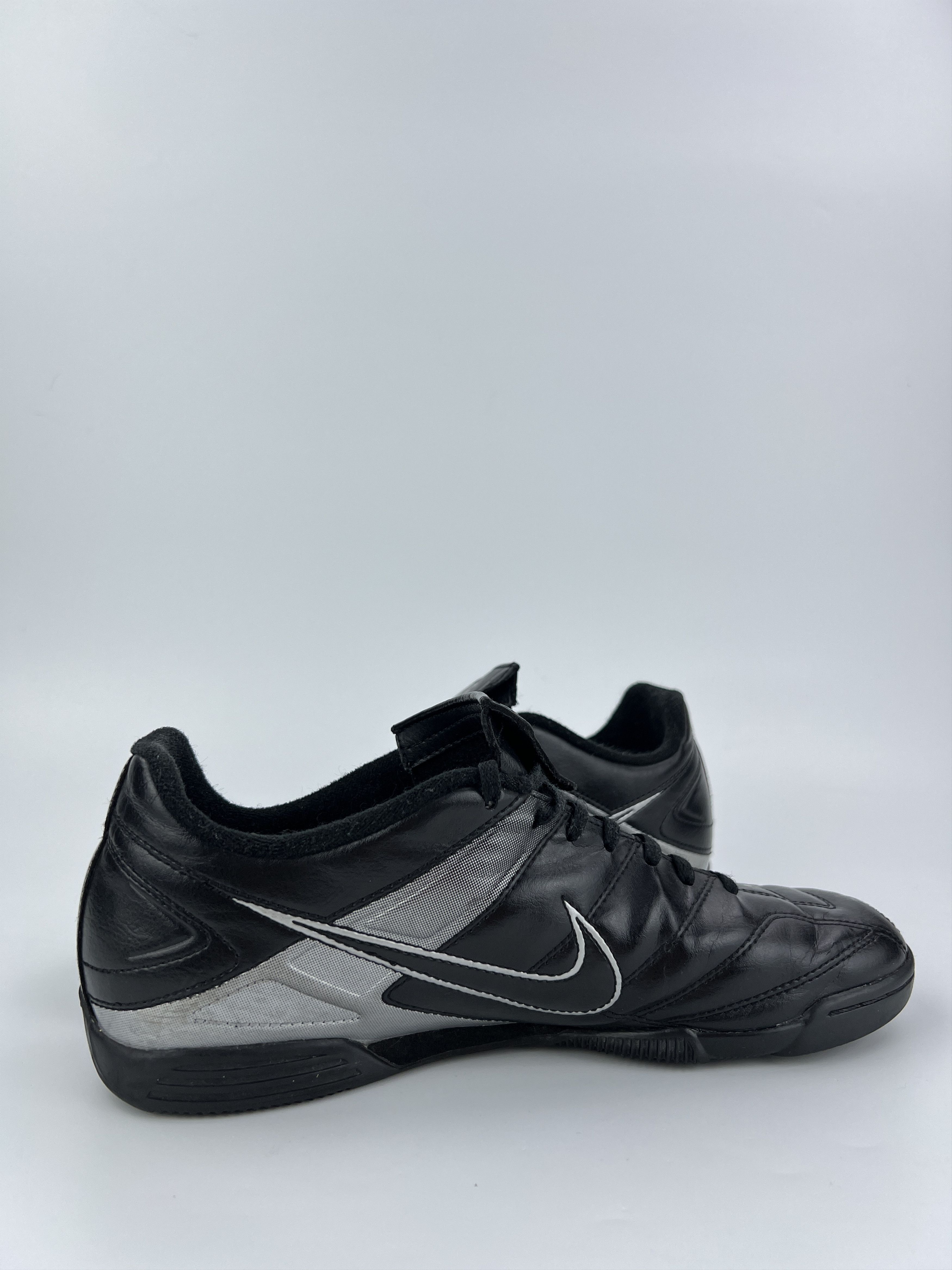 Nike Vintage 2009 Nike Football Black Leather Low Top Sneakers Size US 9.5 / EU 42-43 - 5 Thumbnail