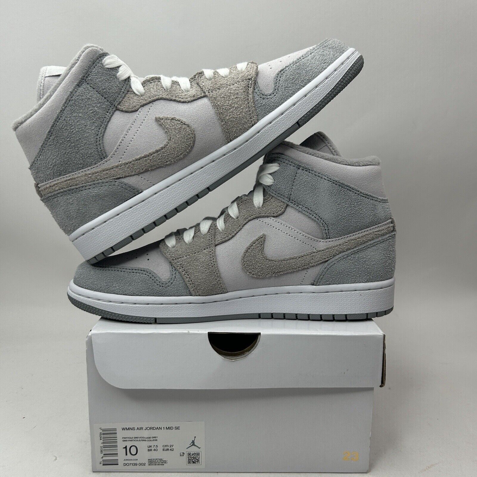 Jordan Brand Nike Air Jordan 1 Mid SE WMNS “Particle Grey/Fleece” 2023 Size US 10 / IT 40 - 3 Thumbnail