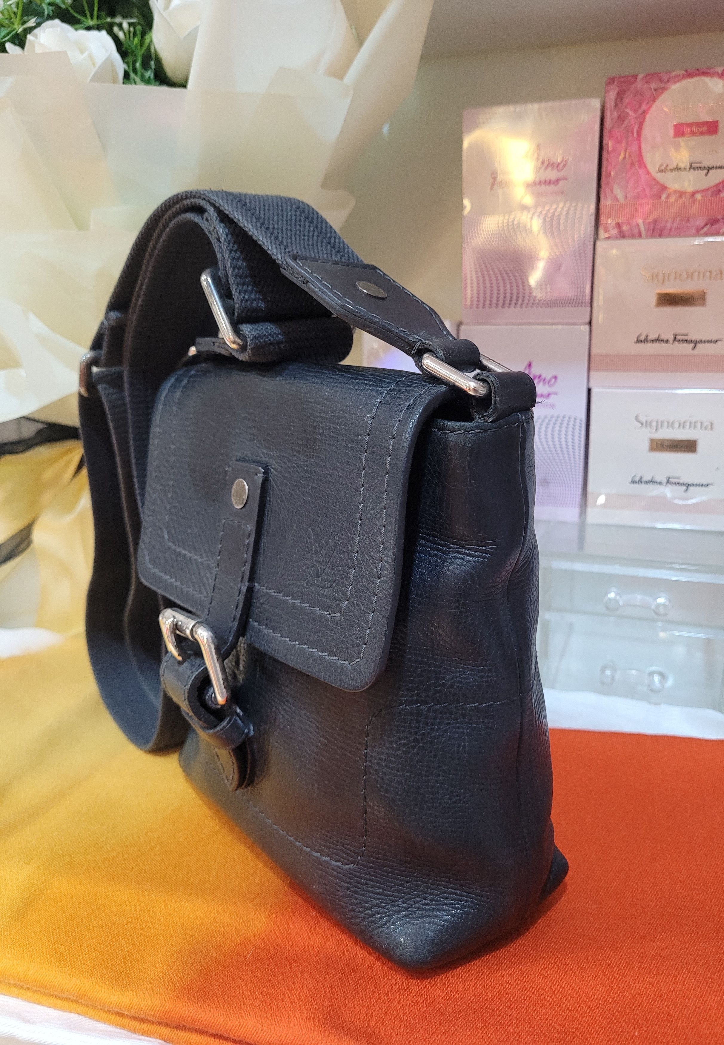 Louis Vuitton Vintage Louis Vuitton Yuma Basalt Black Utah Shoulder Bag Size ONE SIZE - 3 Thumbnail