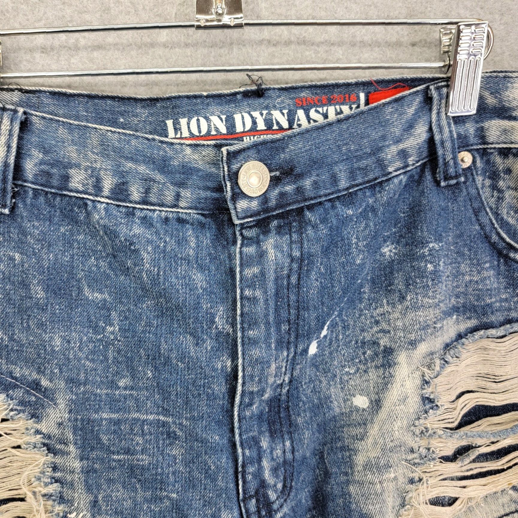 Vintage Lion Dynasty shorts Mens Size 40 Denim Light Wash Distressed Slim Bermuda Casual Jeans Blue 40 Mens Size US 40 / EU 56 - 4 Thumbnail