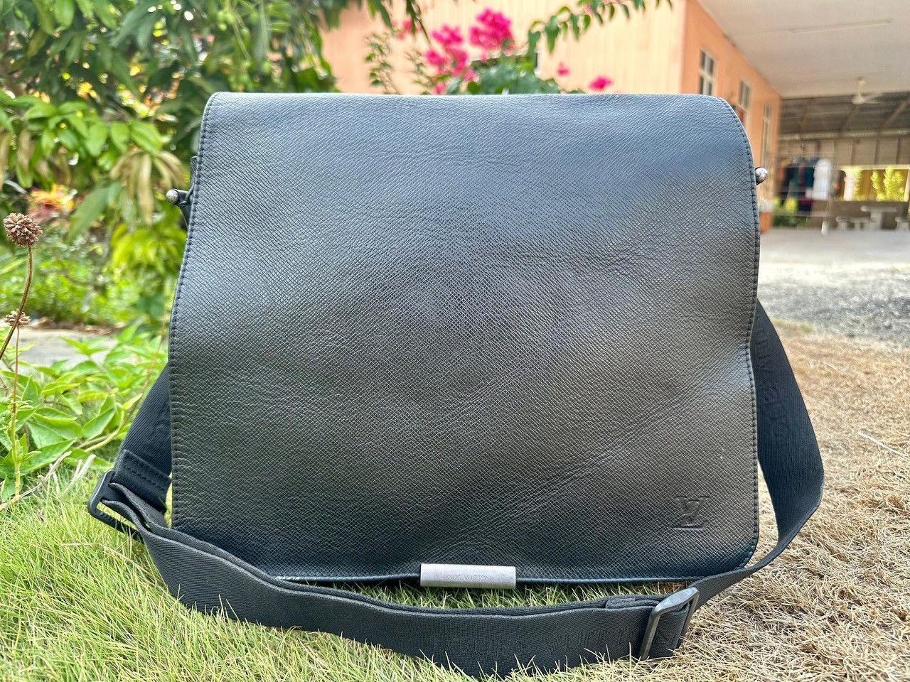 Louis Vuitton Authentic Louis Vuitton Ardoise Taiga Viktor Messenger Bag Size ONE SIZE - 1 Thumbnail