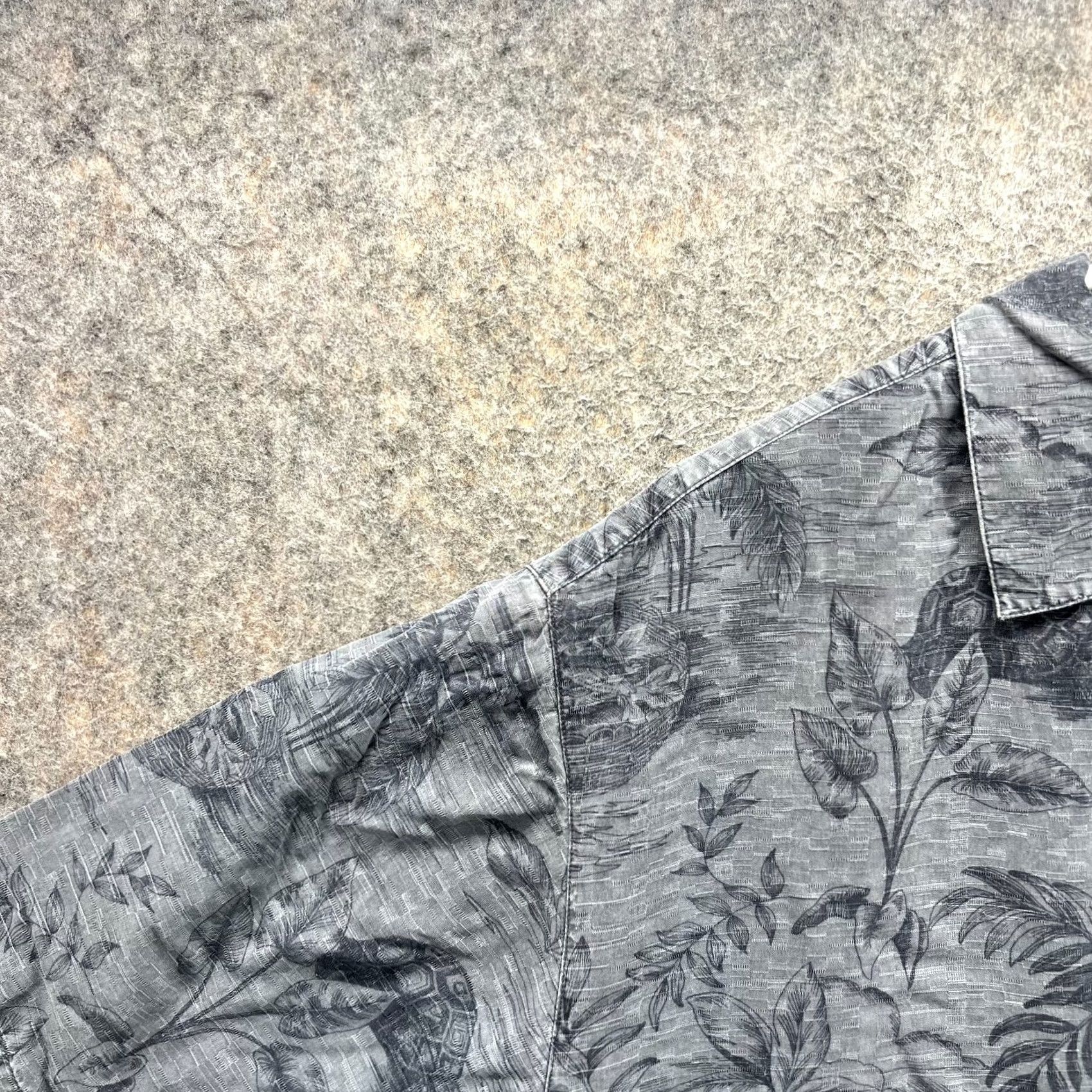 Tommy Bahama VINTAGE Tommy Bahama Shirt Men Medium Gray Button-Down Silk Hawaiian Turtle Print Floral Size US M / EU 48-50 / 2 - 7 Thumbnail