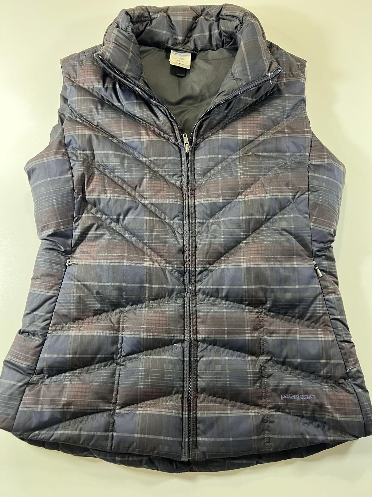 Patagonia Vintage Patagonia Women's Puffer Vest Plaid Pattern M Size M / US 6-8 / IT 42-44 - 1 Thumbnail