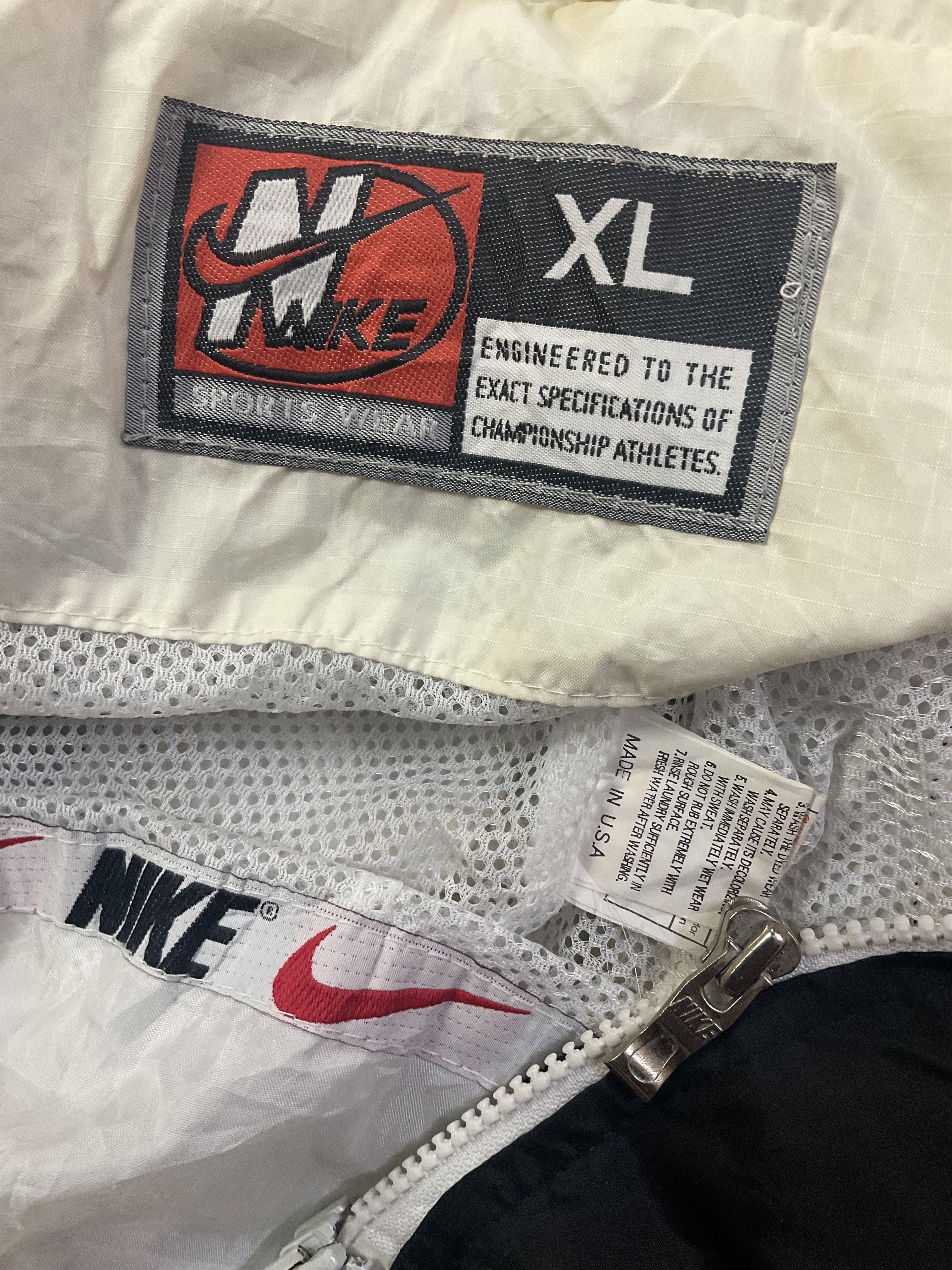 Nike Vintage 90s Nike Windbreaker Jacket with Packable Hood Size US XL / EU 56 / 4 - 9 Thumbnail