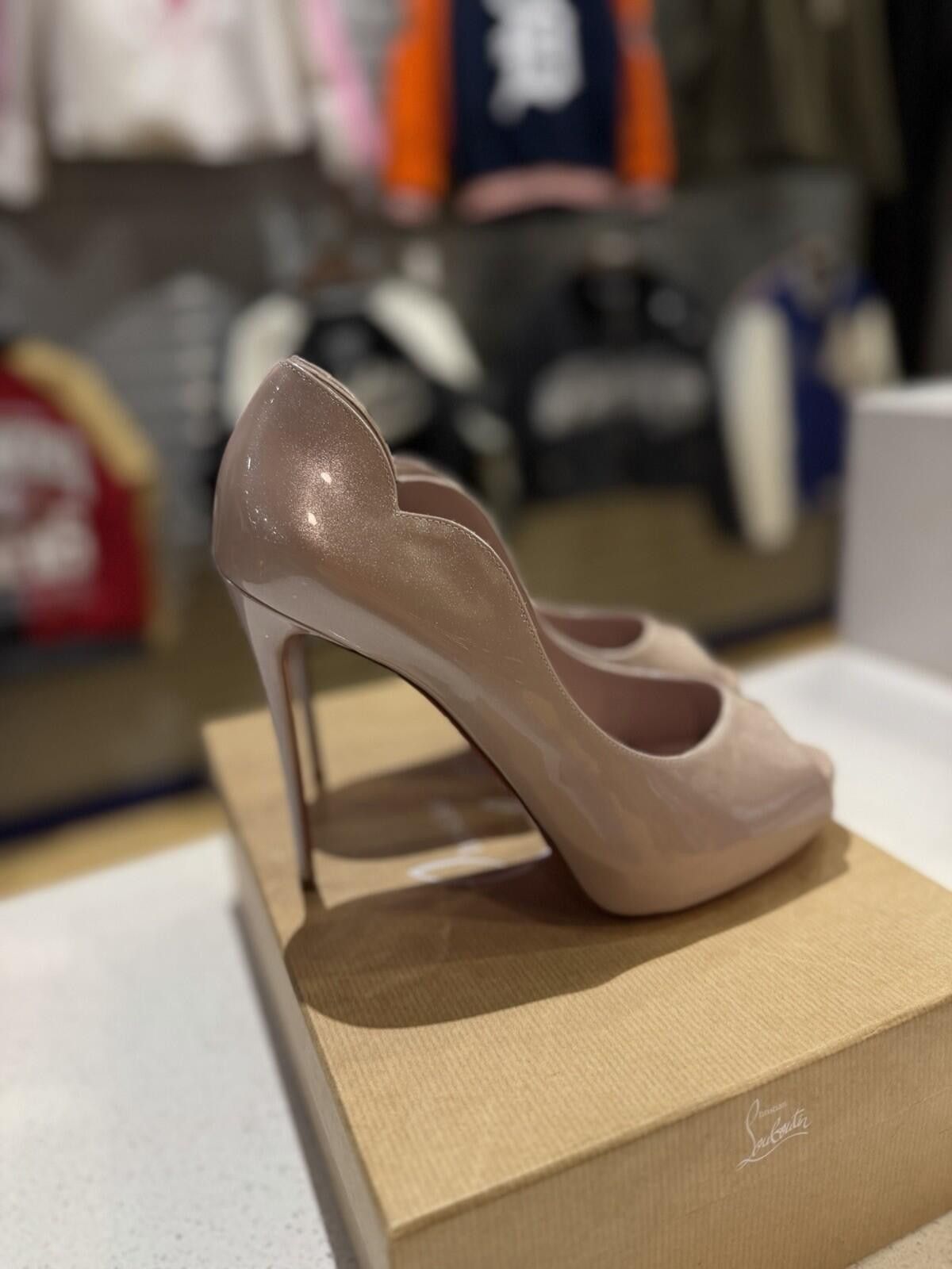 Christian Louboutin Christian Louboutin Alta Paten Scallop Peep Toe Pump 39.5EU Size US 9.5 / IT 39.5 - 4 Thumbnail