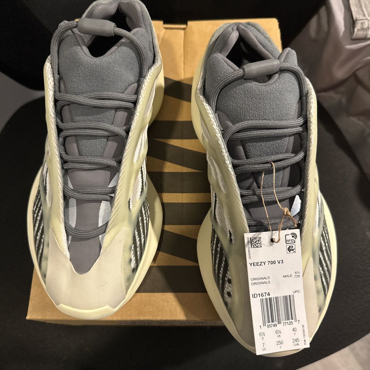 Other YEEZY 700 V3 Fade Salt Size US 7 / EU 40 - 1 Thumbnail