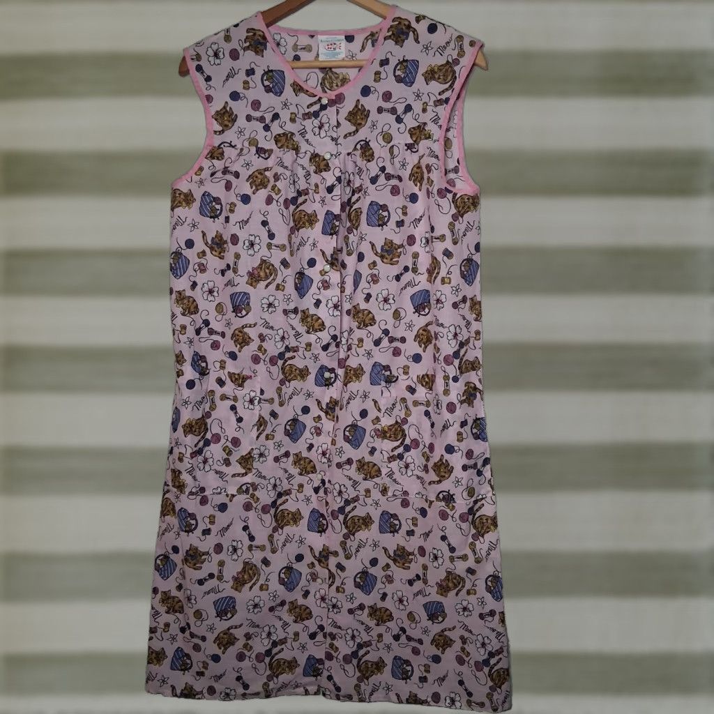 Vintage VINTAGE Artistic Creations House Dress Nightgown M Pink Cat Knitting Snap Front Gown Women size M with Pockets Size M / US 6-8 / IT 42-44 - 1 Thumbnail