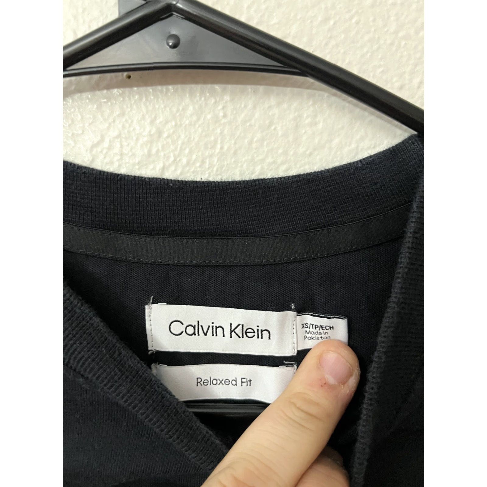 Calvin Klein Calvin Klein Mens Relaxed Fit Chest Logo Long Sleeve T-Shirt Black XS Size US XS / EU 42 / 0 - 4 Thumbnail