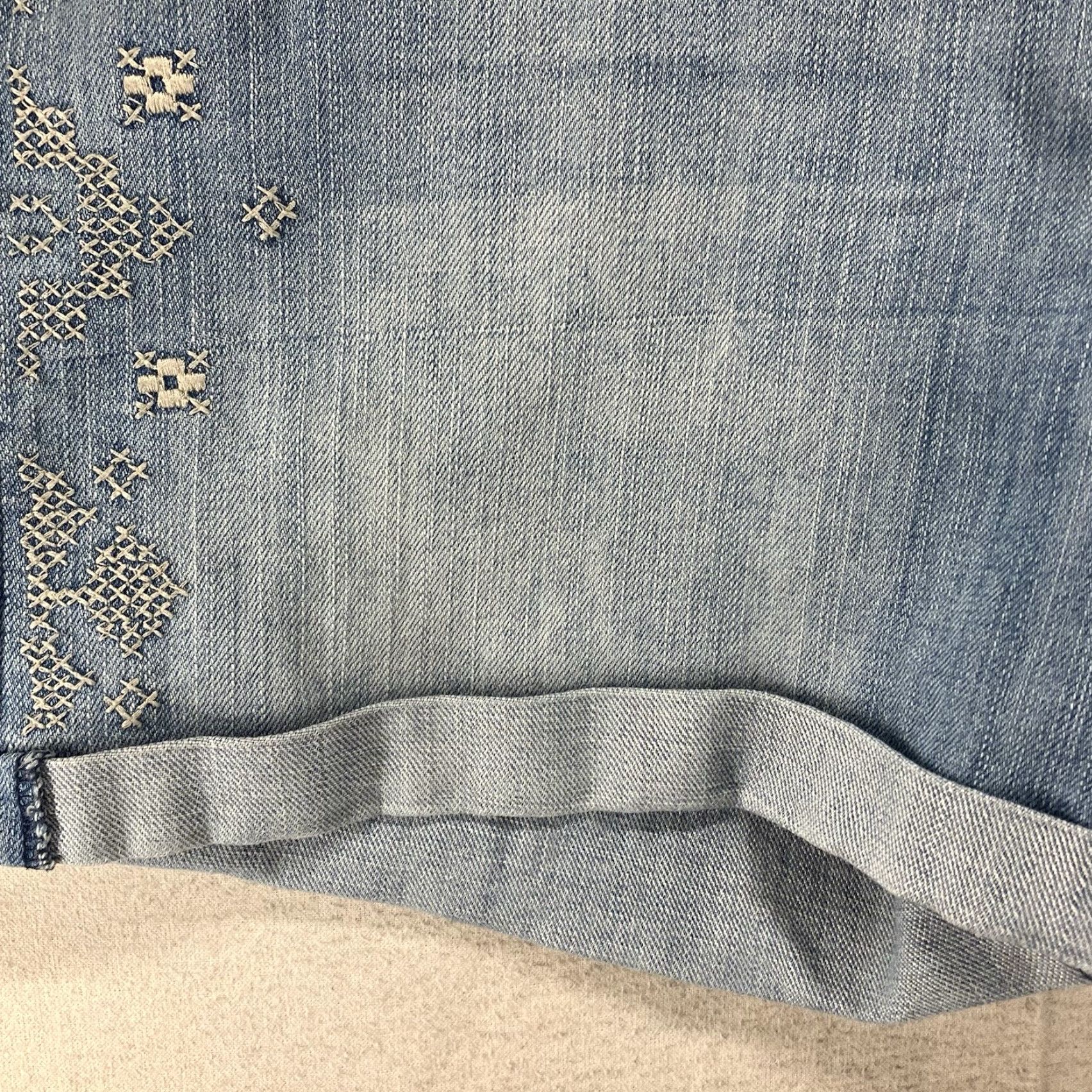 Old Navy Old Navy Women's 90s Sweetheart Jean Shorts Size 12 Mid Rise Cuffed Embroidered Blue 4-Inseam Size 34" / US 12 / IT 48 - 6 Thumbnail