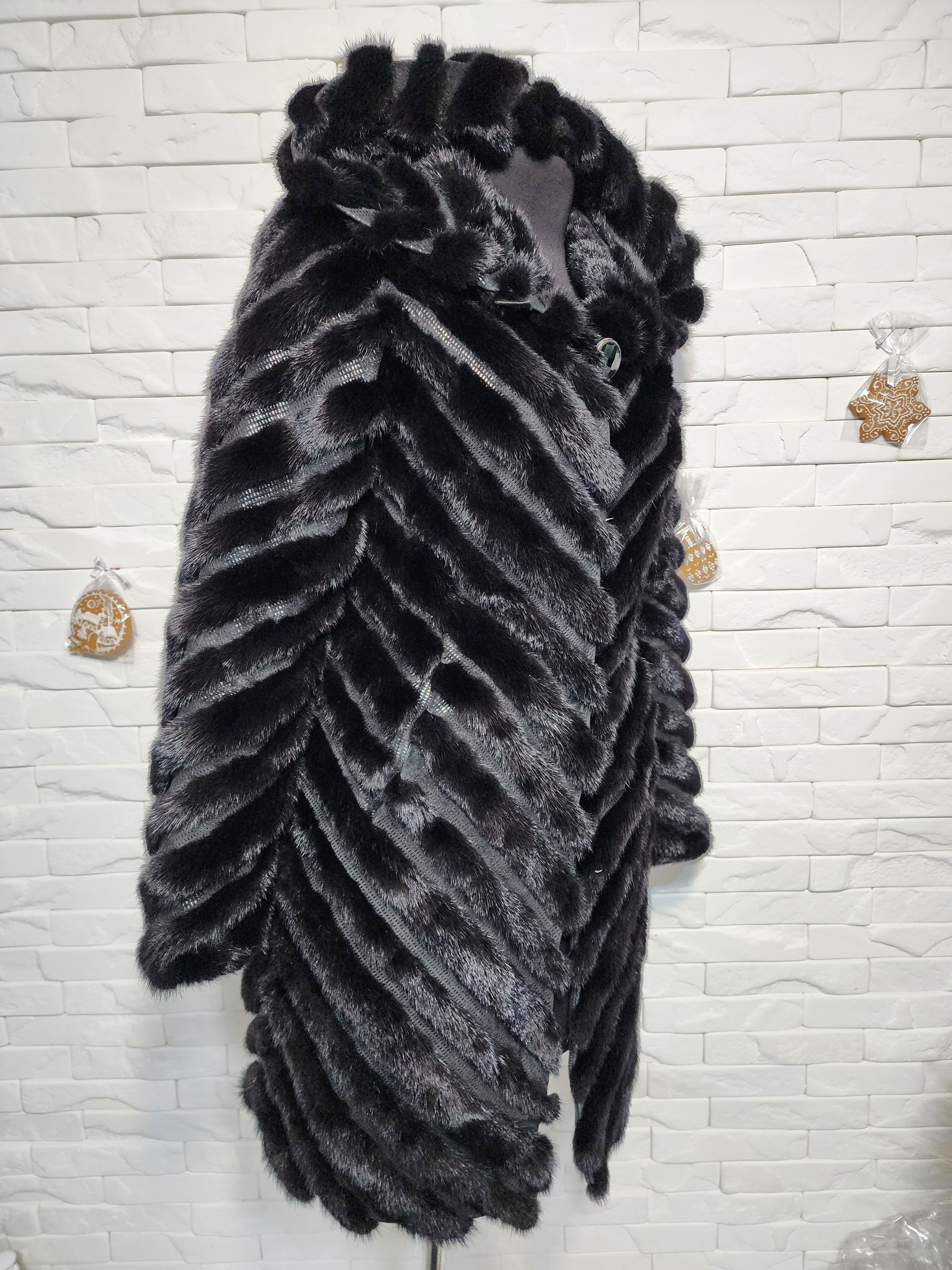 Uniqlo Black Mink Fur Coat with Hood: Women's Winter Outerwear Size S / US 4 / IT 40 - 3 Thumbnail