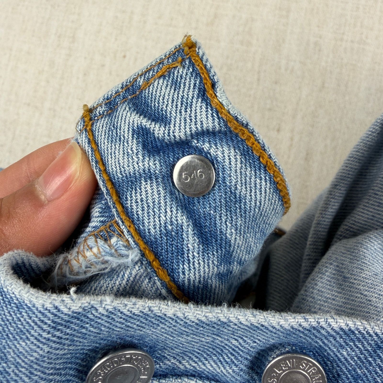 Levi's Vintage Levis Button Fly 501 Jeans Light Wash 33x32 Slim Fit Size US 30 / EU 46 - 6 Thumbnail