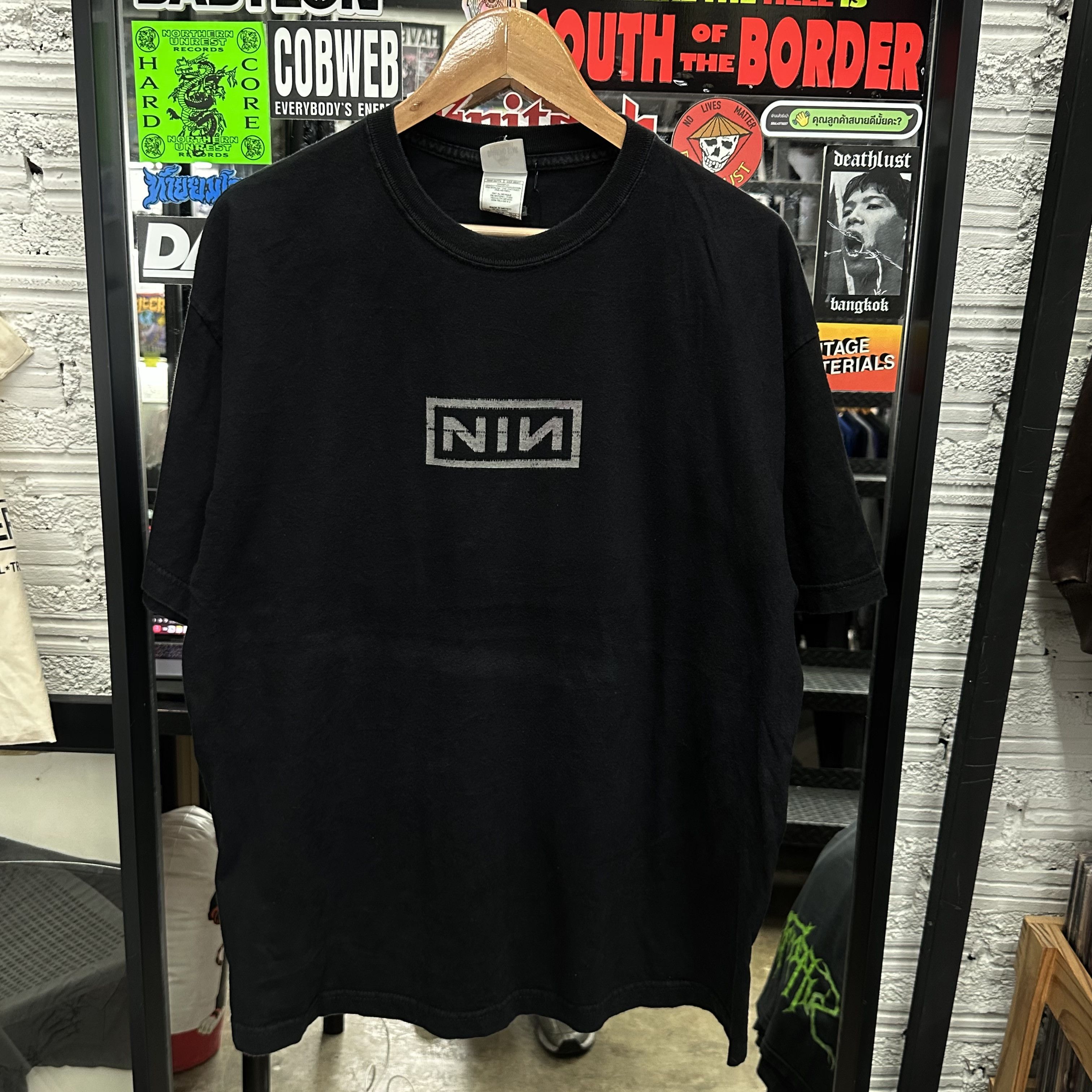 Band Tees NINE INCH NAILS LIVE WITH TEETH 2005 Vintage Shirt Size US XL / EU 56 / 4 - 1 Thumbnail