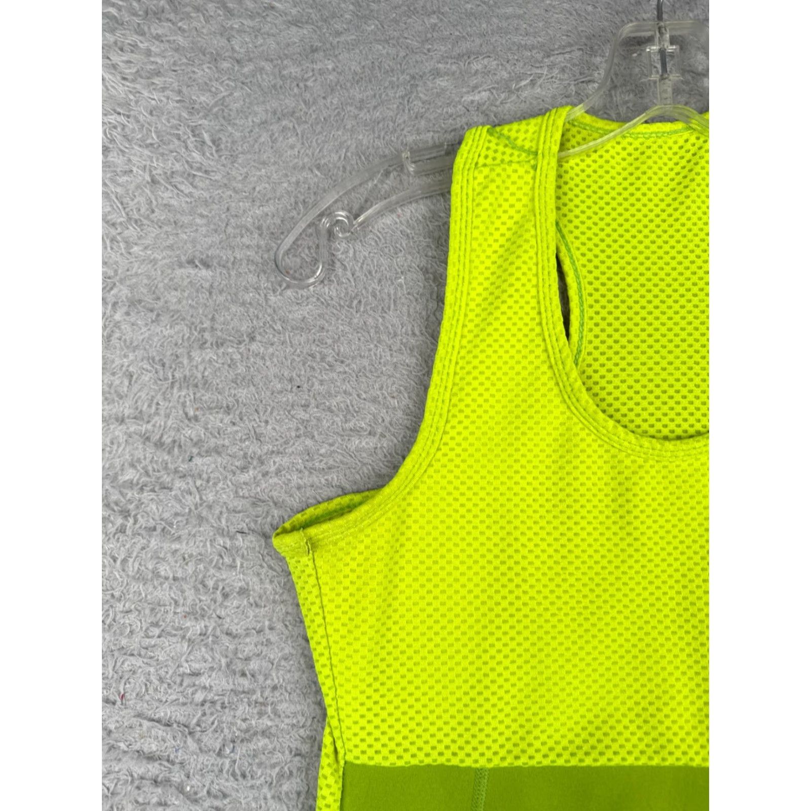 Area Hot Shapers Tank Womens L Green Tank Sleeveless Run Gym Rear Pocket Shirt Women Athletic Sleeveless Athletic Tank Green 36 in Womens Size ONE SIZE - 3 Thumbnail