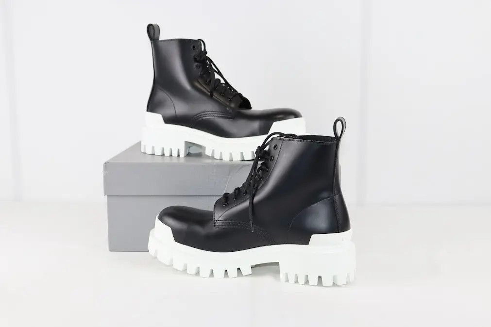Balenciaga o1rshd1 Worn-Out Effect Leather Strike Bootie L20 in Khaki Size US 8 / EU 41 - 12 Thumbnail
