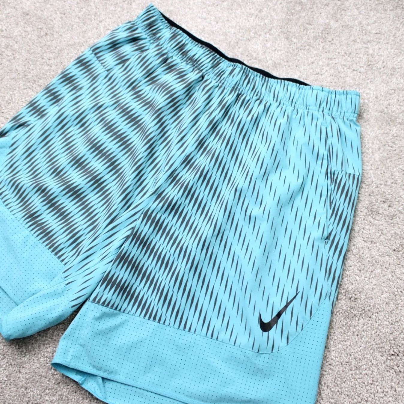 Nike Nike Mens XL Blue Geometric 8" Flow Woven Training Athletic Athleisure Size US 36 / EU 52 - 2 Thumbnail