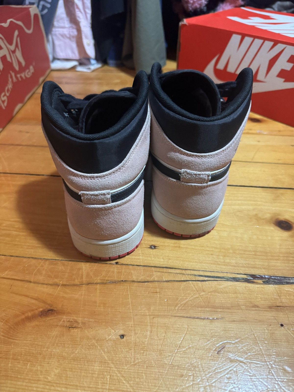 Jordan Brand × Nike Nike Air Jordan 1 Mid High Hyper Pink Black Size 9 Men's Size US 9 / EU 42 - 4 Thumbnail