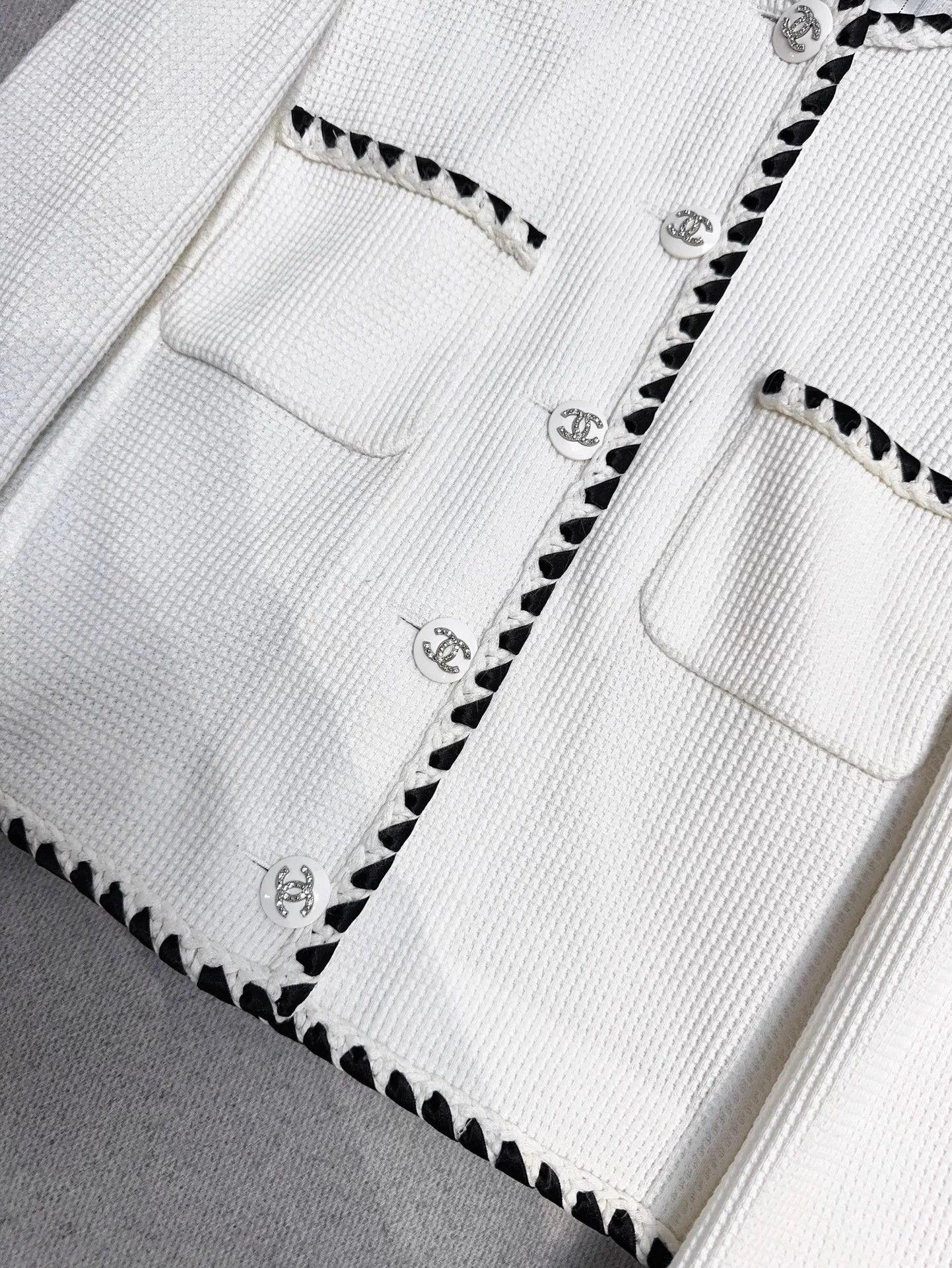 Chanel Chanel 21S White Waffle Crystal Button B&W Trim 40 Size M / US 6-8 / IT 42-44 - 4 Thumbnail