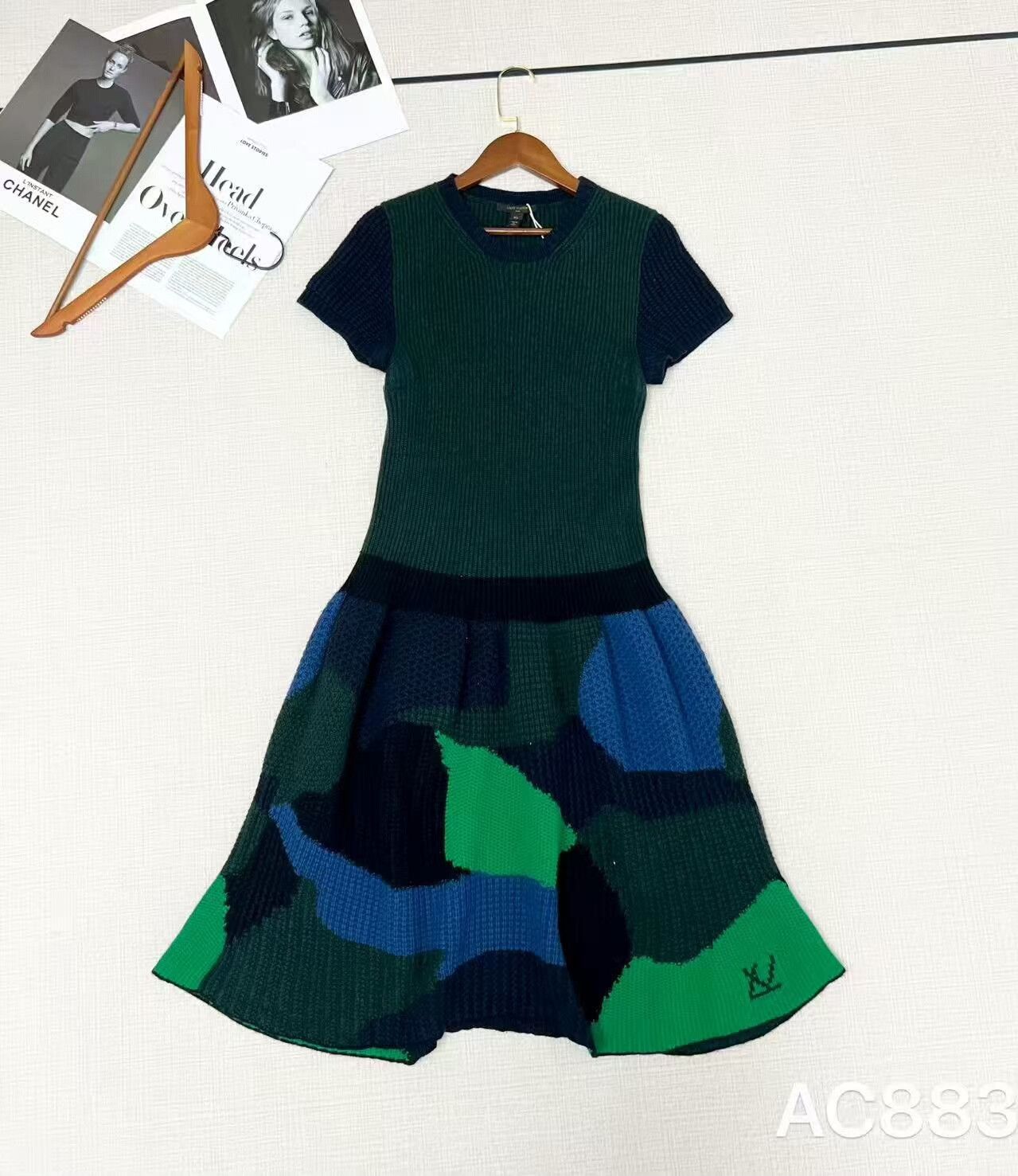 Louis Vuitton Louis Vuitton Knit Color-Blocked Dress Size XL / US 12-14 / IT 48-50 - 1 Thumbnail