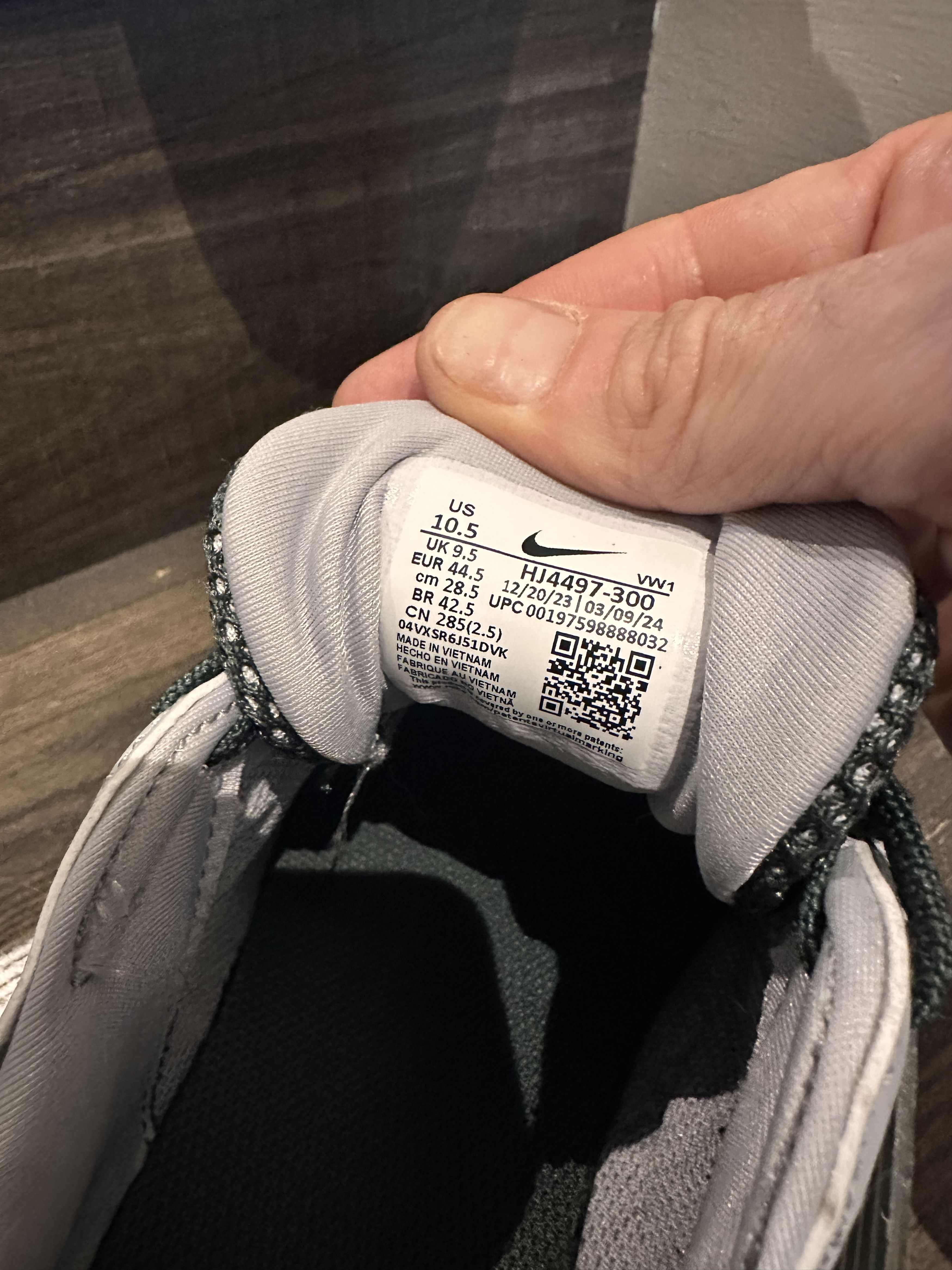Nike NIKE V2K Run Vintage Green 10.5 Size US 10.5 / EU 43-44 - 6 Thumbnail