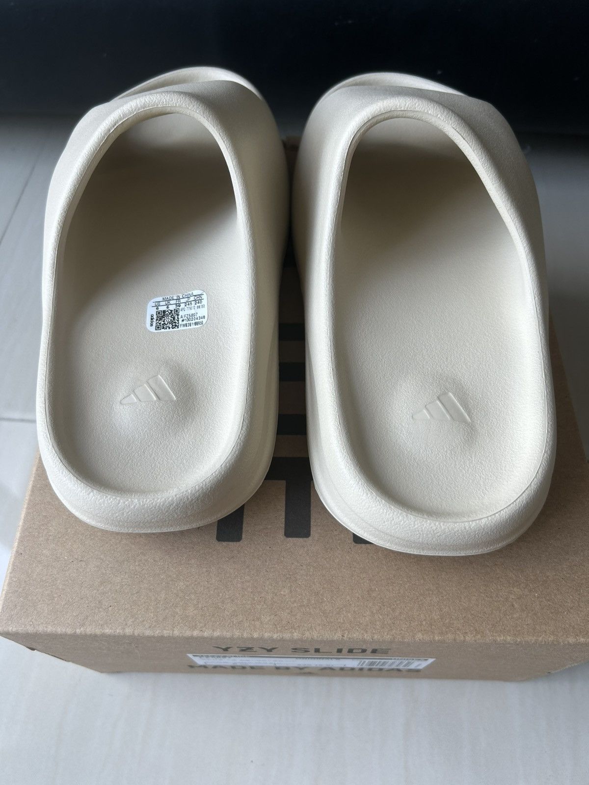 Adidas × Yeezy Yeezy Slide Bone 2022/2023 Size US 6 / EU 39 - 3 Thumbnail