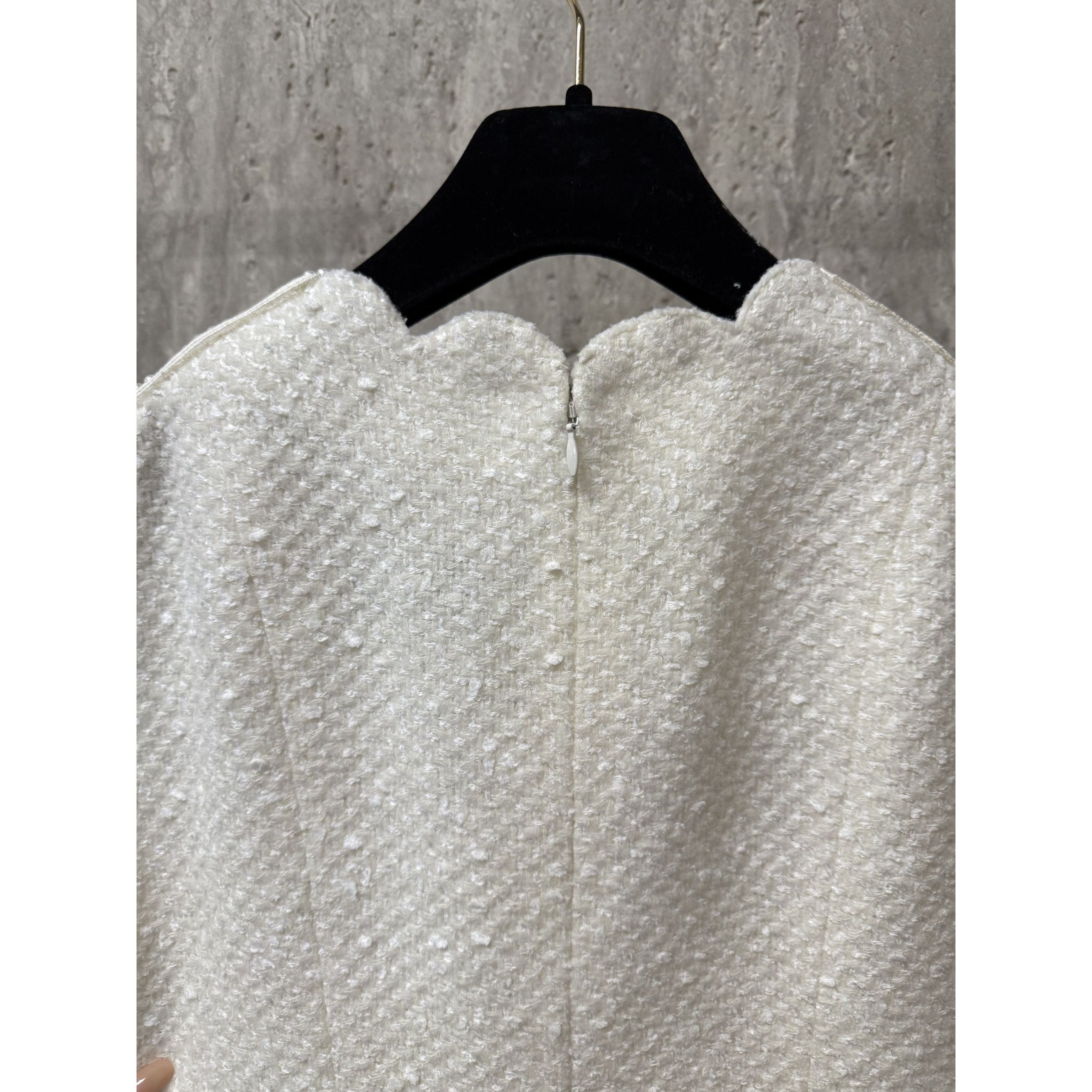 Chanel Chanel White Tweed Scalloped Sleeveless Dress Size 40 Made I Size S / US 4 / IT 40 - 12 Thumbnail