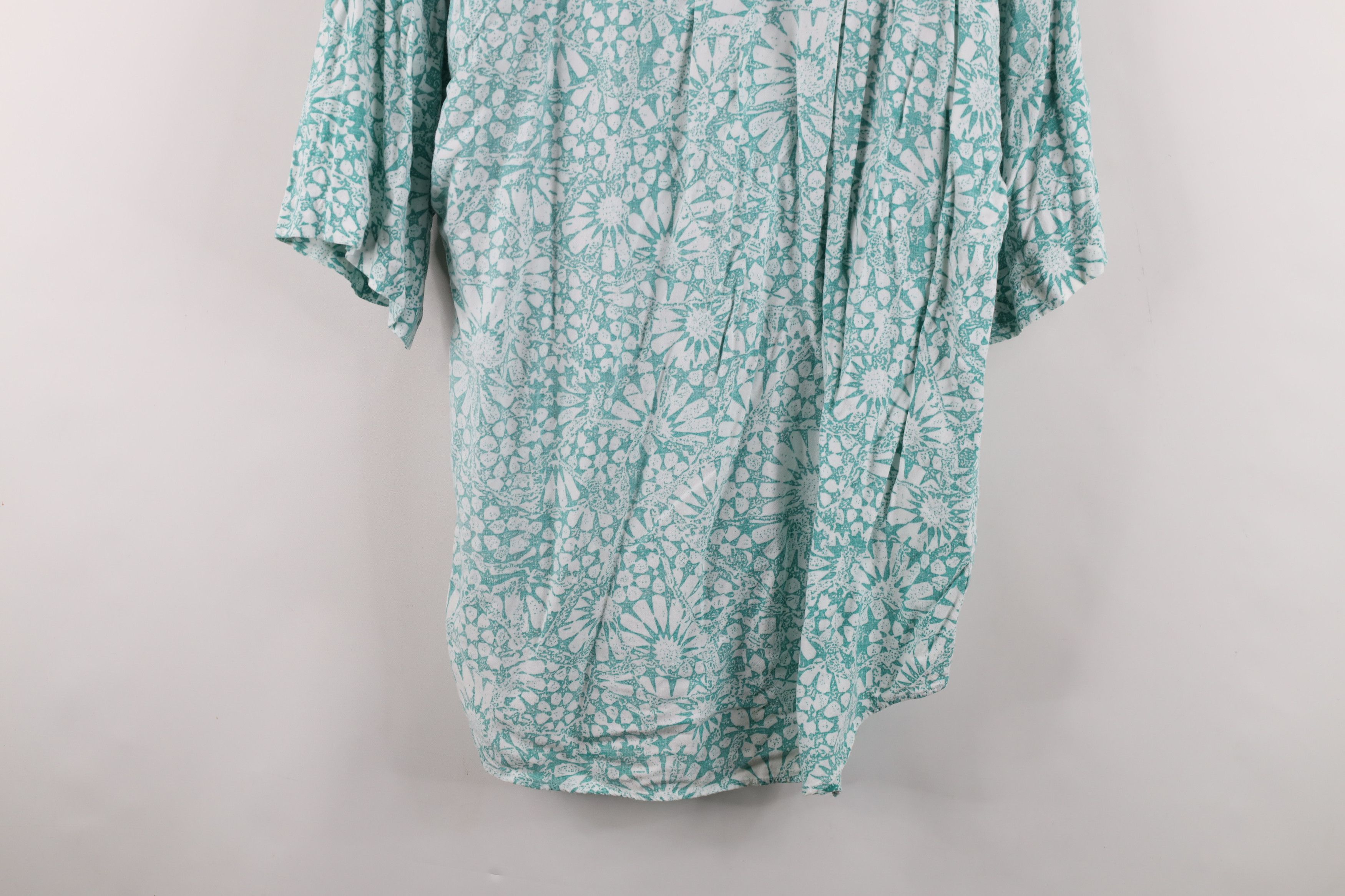Vintage Vintage 90s Streetwear Abstract Flower Surf Button Shirt Size US L / EU 52-54 / 3 - 11 Thumbnail