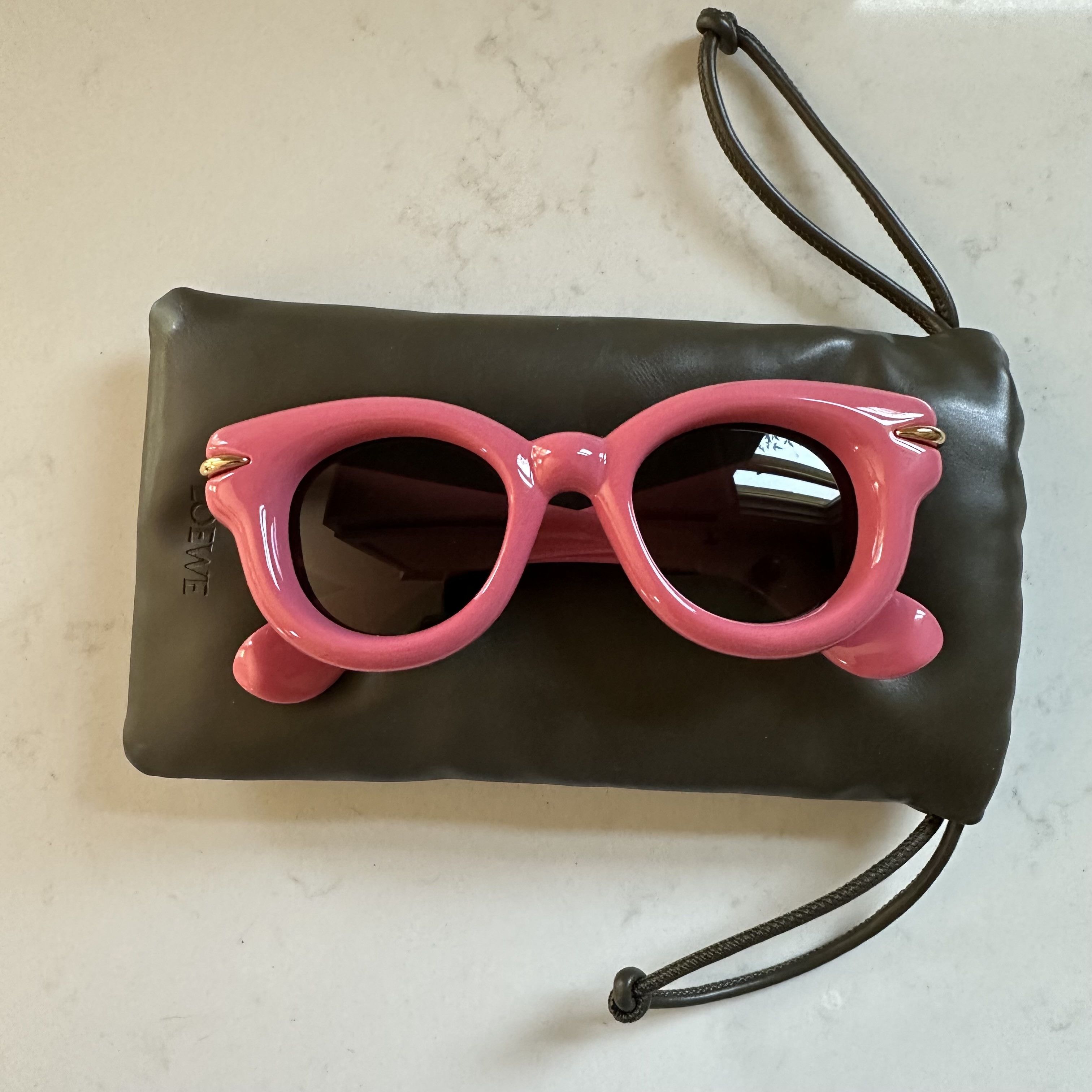 Loewe LW40126I 72E Sunglasses Pink Round Frame, Grey Lenses Loewe Grey Cat Eye Ladies Sunglasses LW40126I 01A 49  main image 2