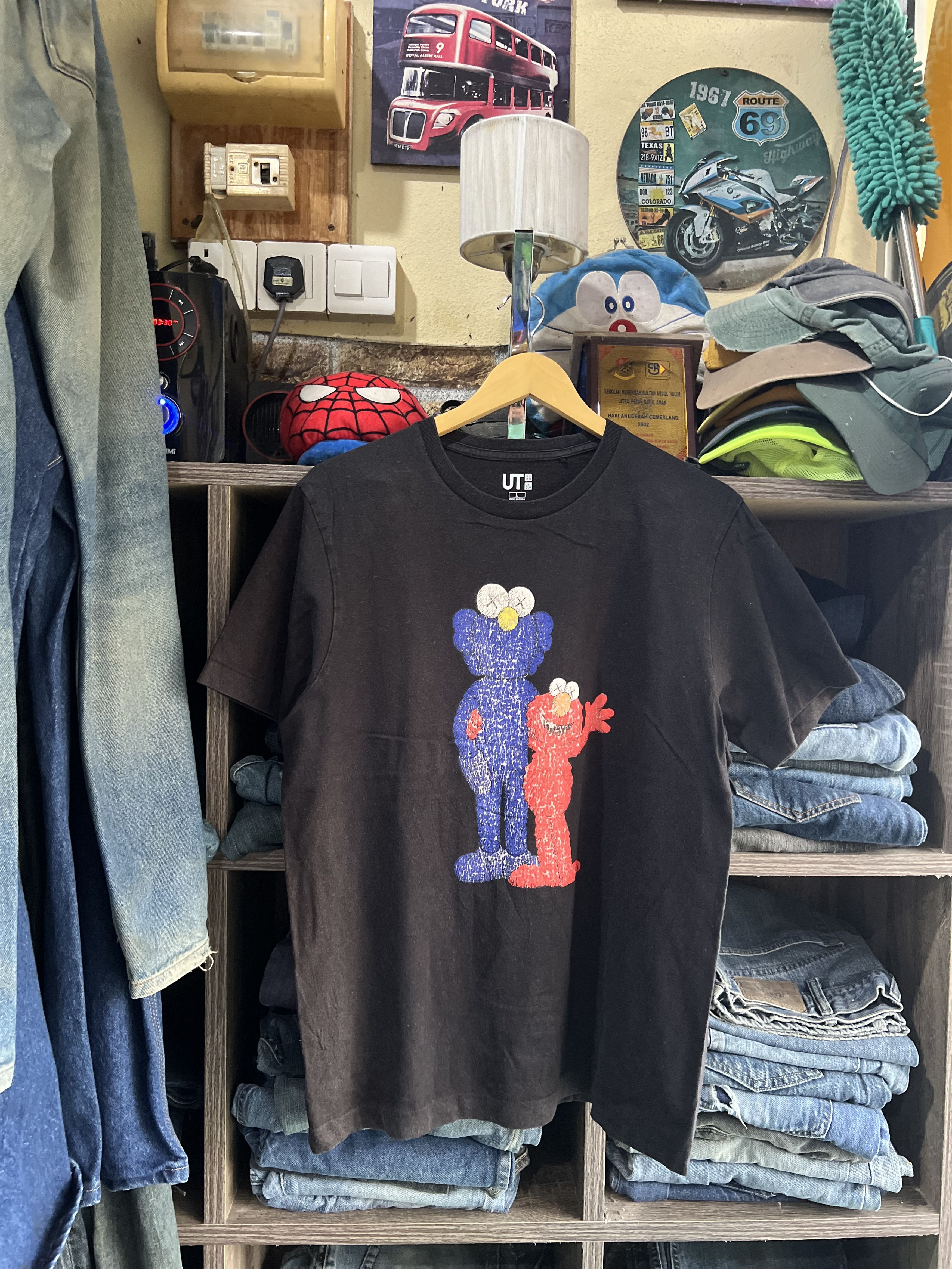 Kaws 🔥Uniqlo Kaws Sesame Street Tee Size US M / EU 48-50 / 2 - 14 Thumbnail